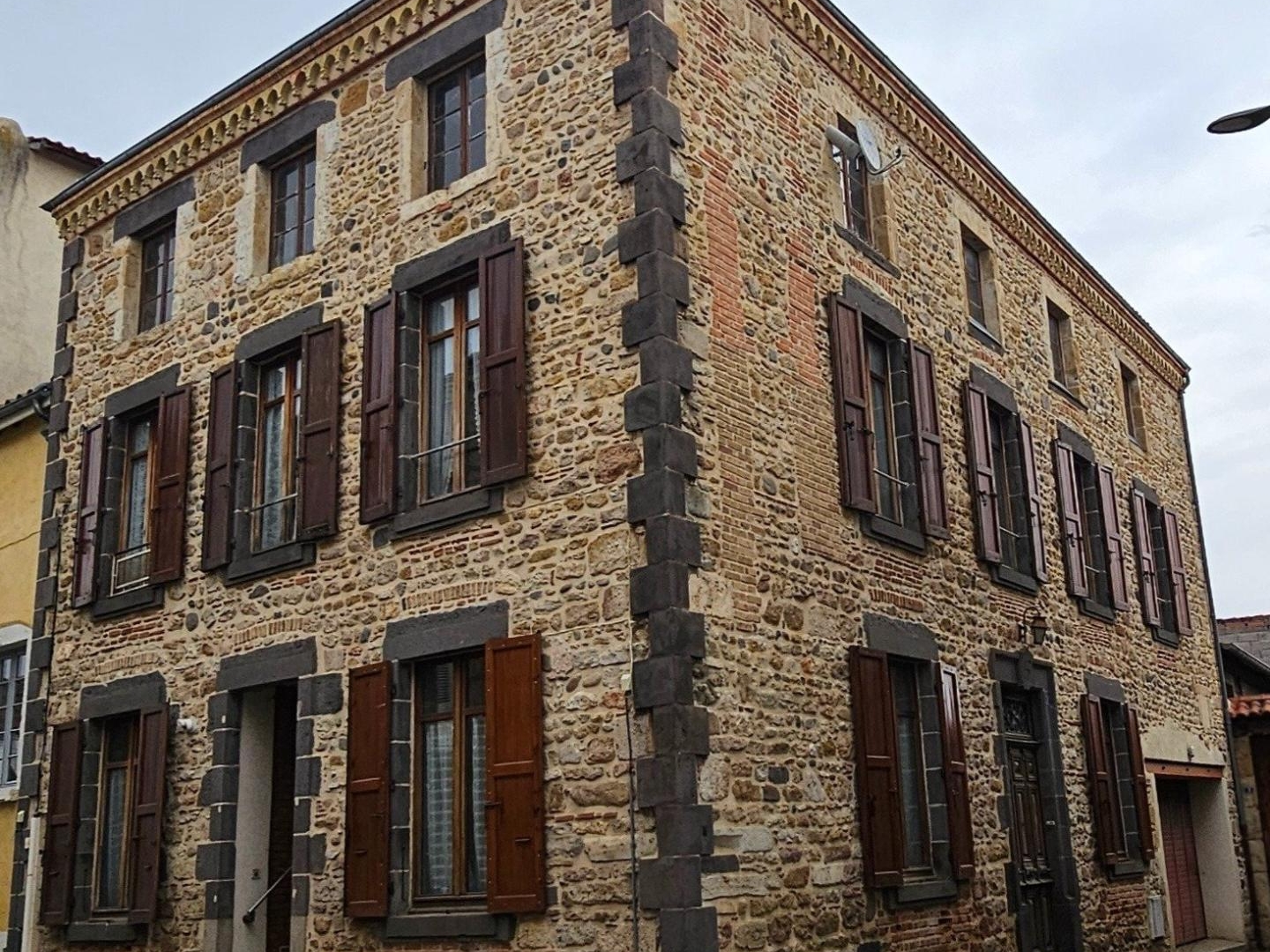 Maison à vendre - 7 pièces - 174m2 - Le Breuil-Sur-Couze (63340)