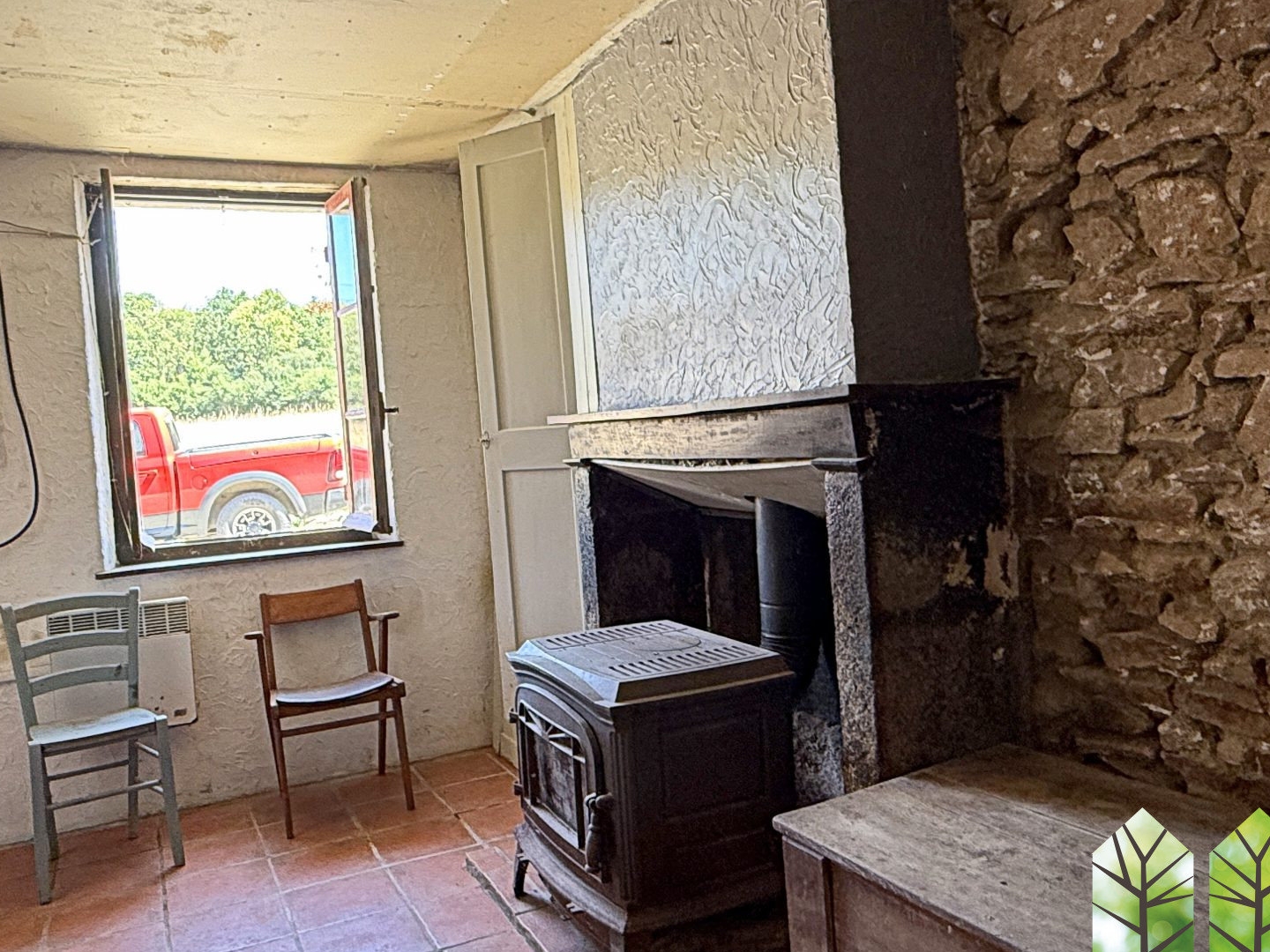 Ancienne ferme en pierre avec dépendances sur plus de 1,5 hecta