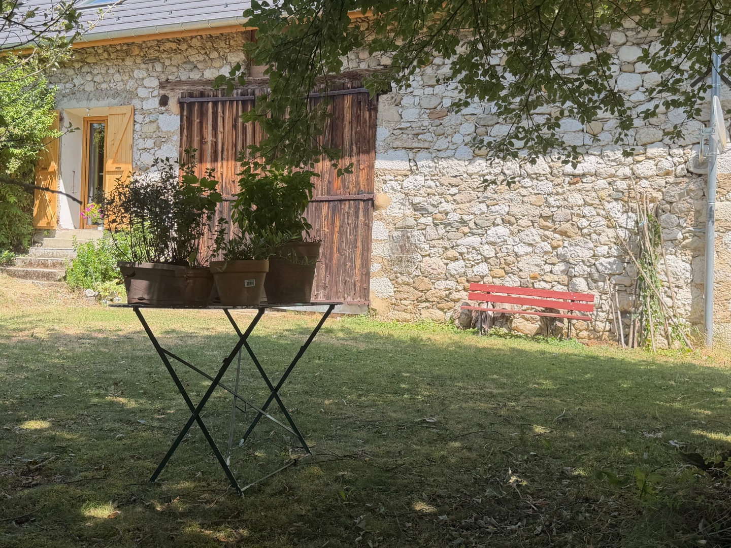 Maison rénovée, avec grange attenante - Vue dégagée avec magnifique jardin et terrain