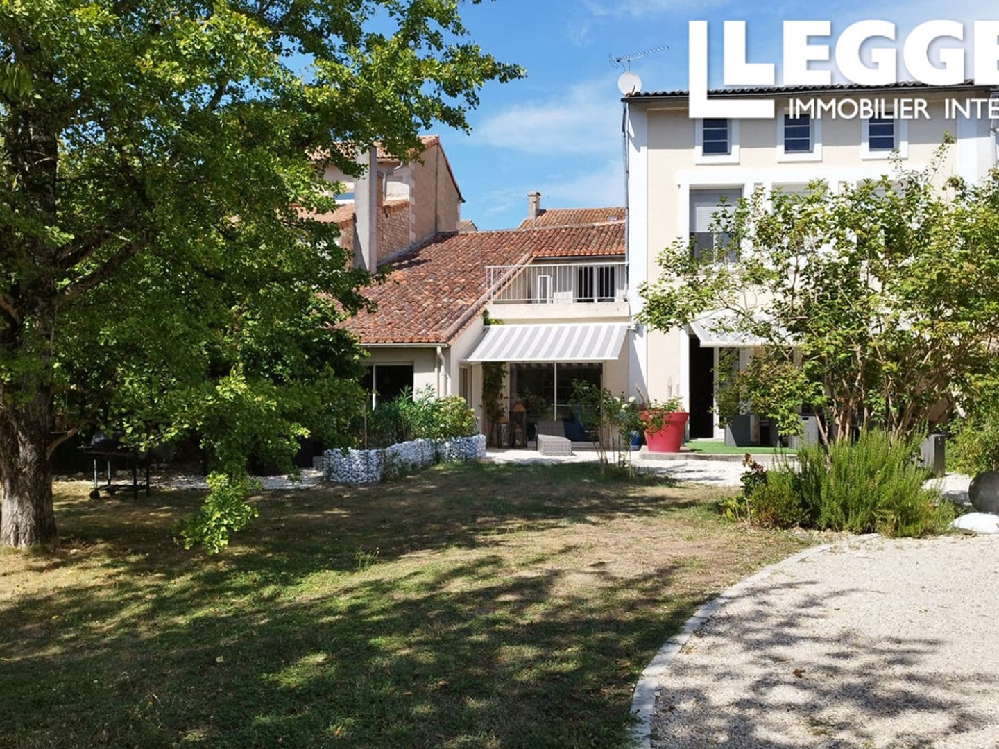 Maison de ville entièrement rénovée avec 5 chambres, 2 cuisines, jardins matures avec arrière pour voitures