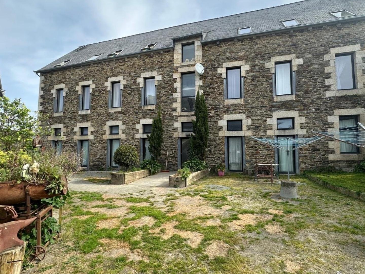 Superbe propriété/ Ancienne usine à lin/gîtes ou résidences /334 M2 : 6 appartements Pmr, Maison de 270 m2 en pierre à réhabiliter sur jardin vue rivière sur 3025 m2