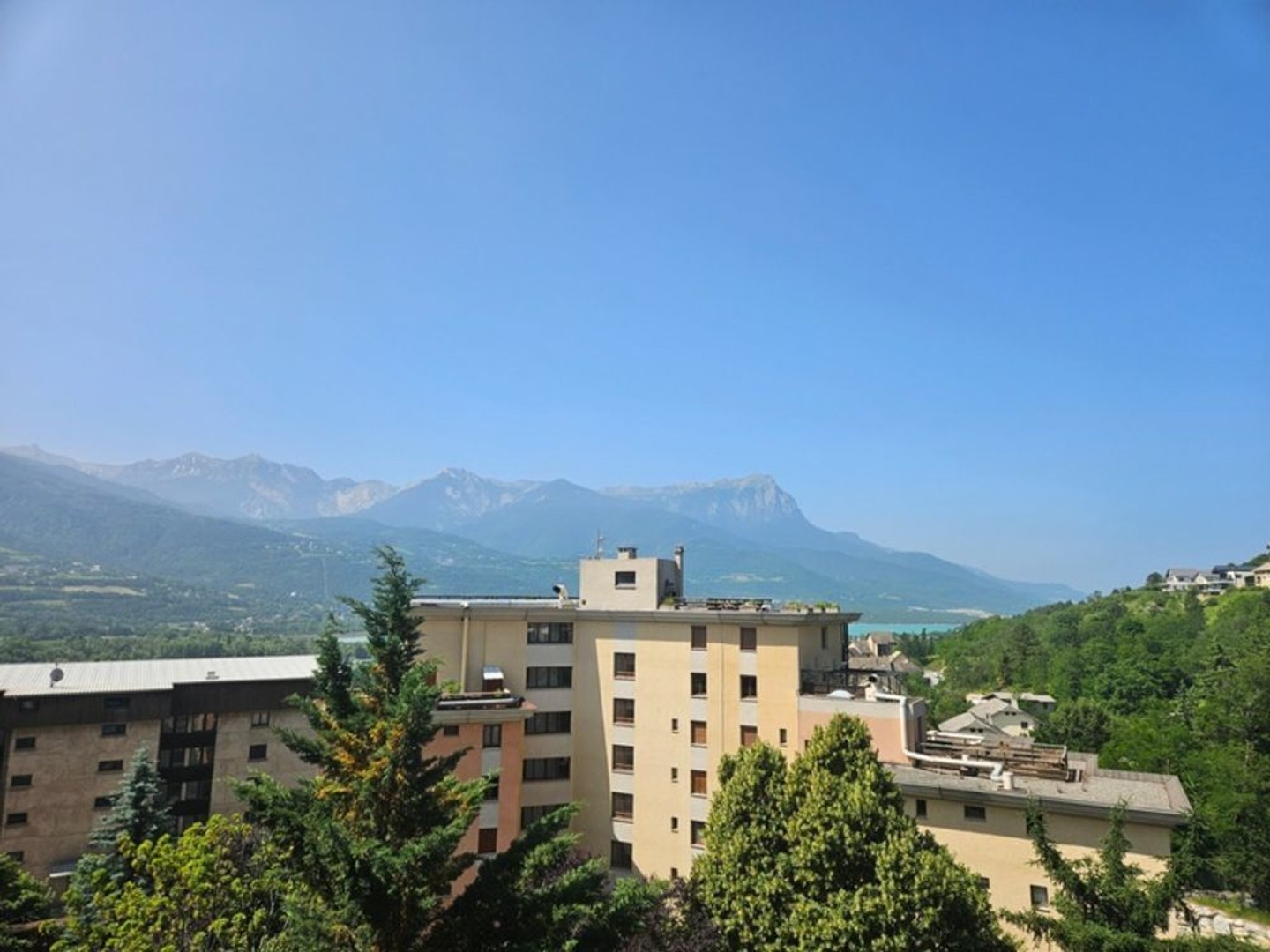 Appartement à vendre 3 pièces (1 chambre et coin montagne) belle exposition,vue Lac et Montagnes Plan D'Eau D'EMBRUN (05)