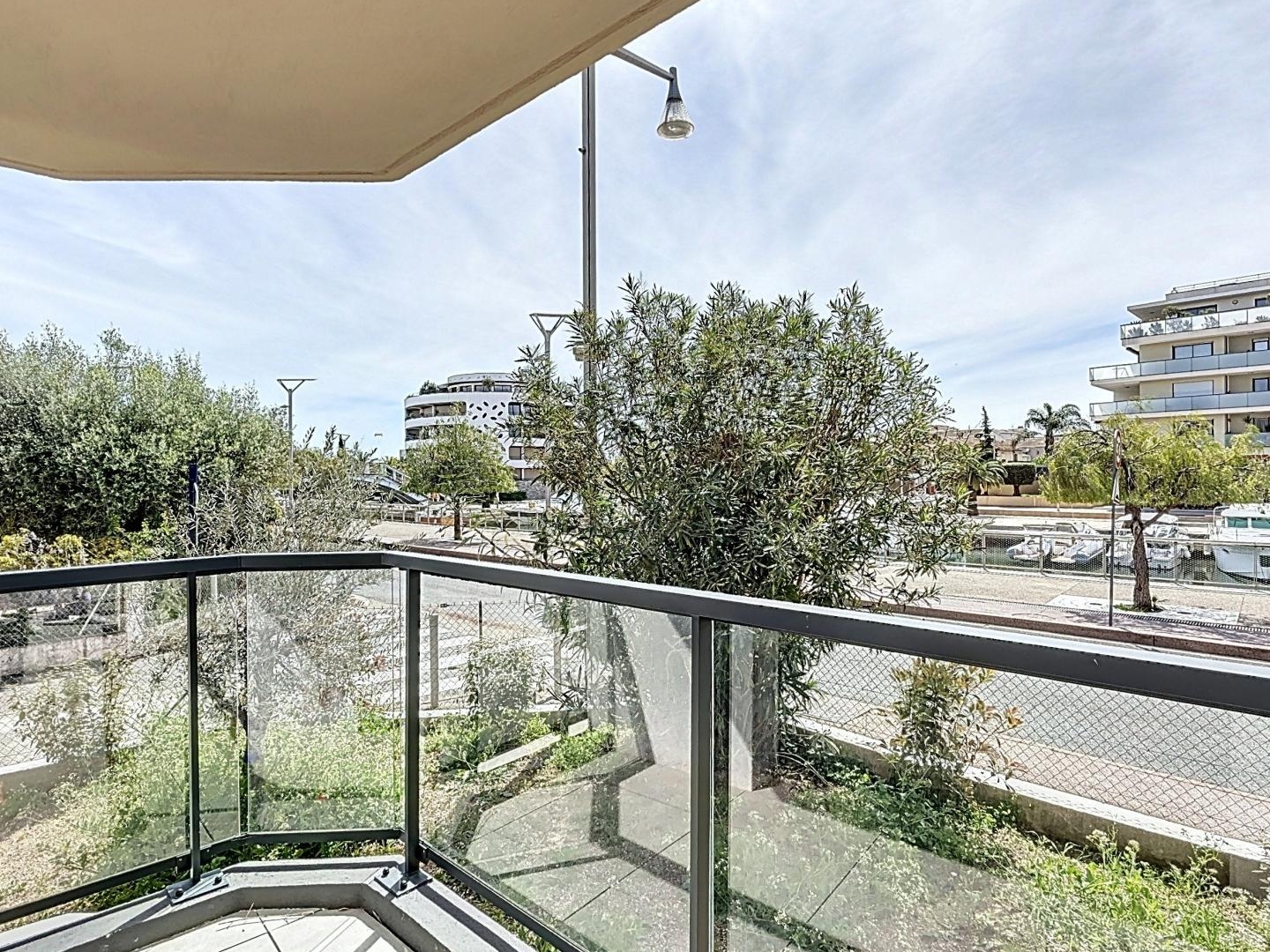 À vendre  Local commercial de 77 m² à Port Fréjus avec jardin, terrasses et plages à pied