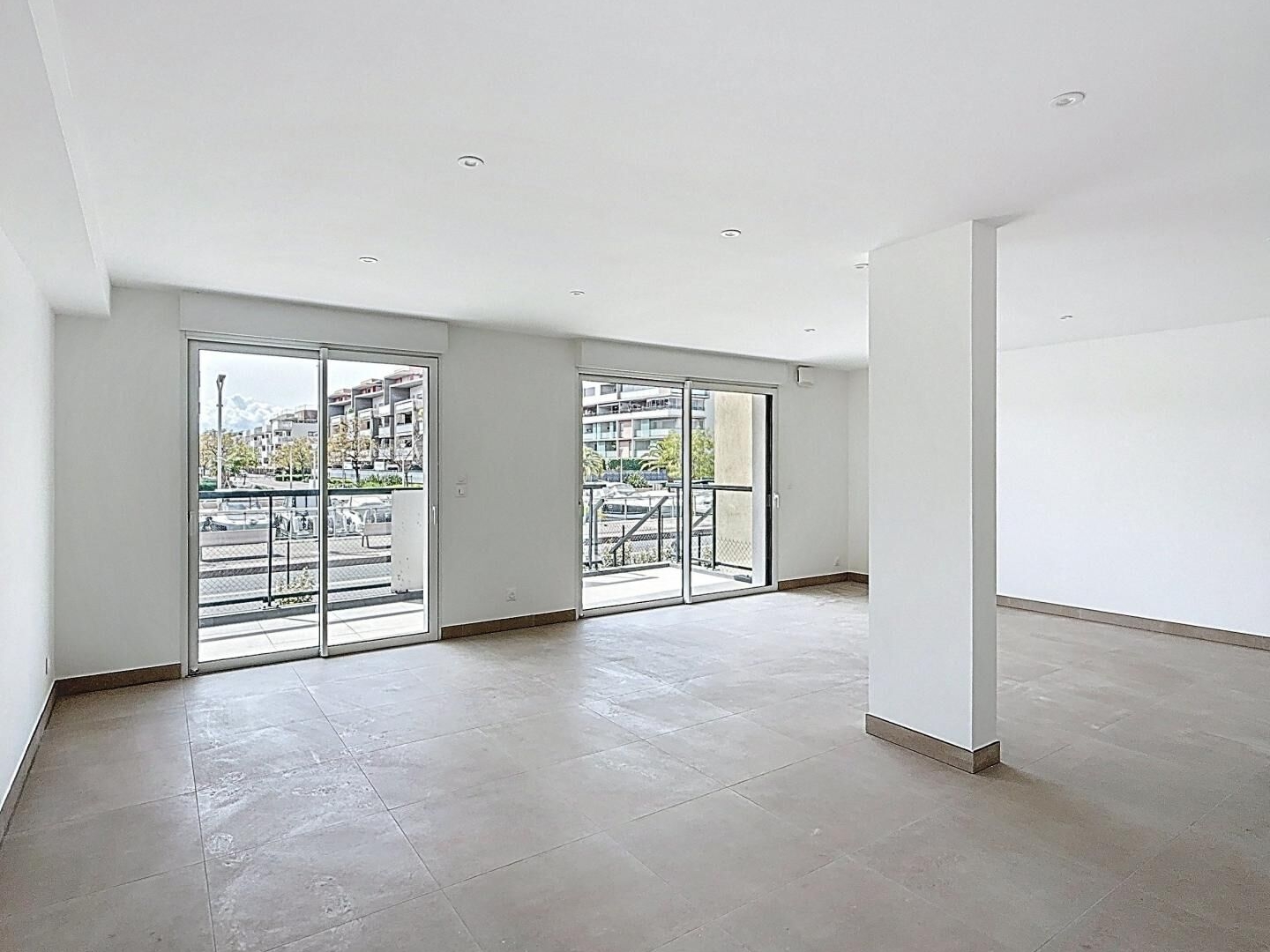 Magasin à vendre - 3 pièces - 77m2 - Fréjus (83600)