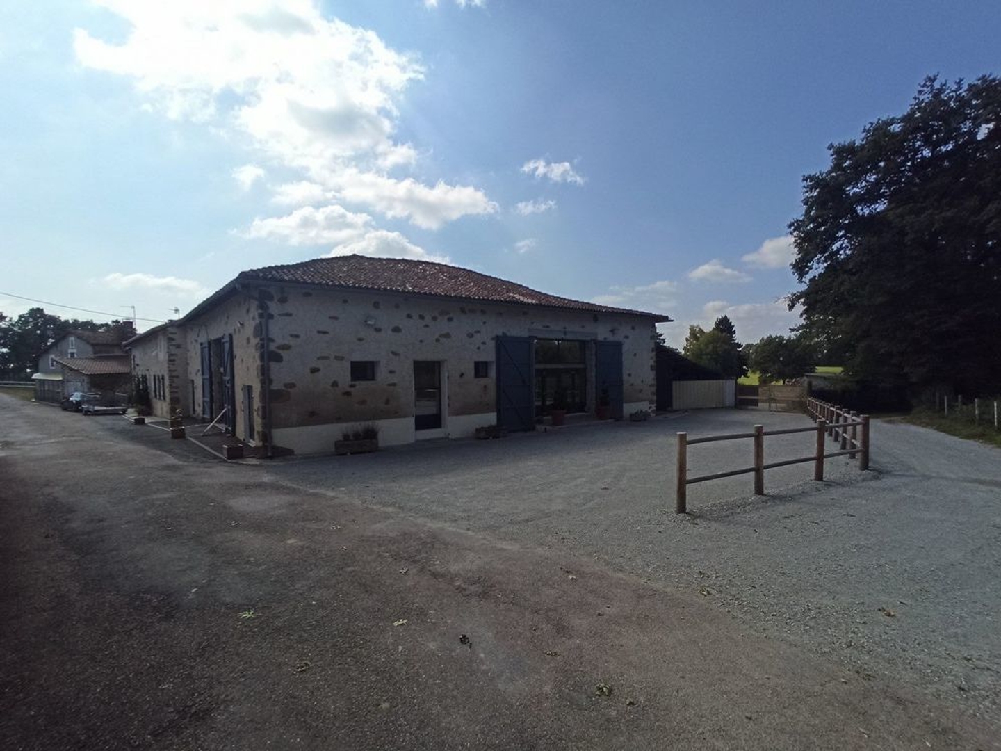 Locaux à vendre - 900m2 - Esse (16500)