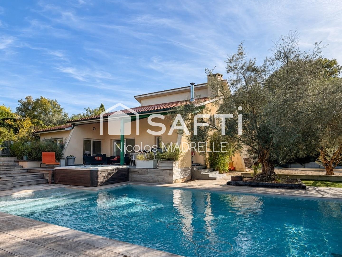 Maison 195 m², piscine, vaste terrain, dépendances