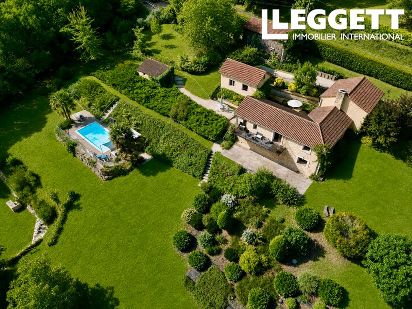 Pays de Belvès. Propriété en pierres restaurée avec gîte, piscine et superbes vues.