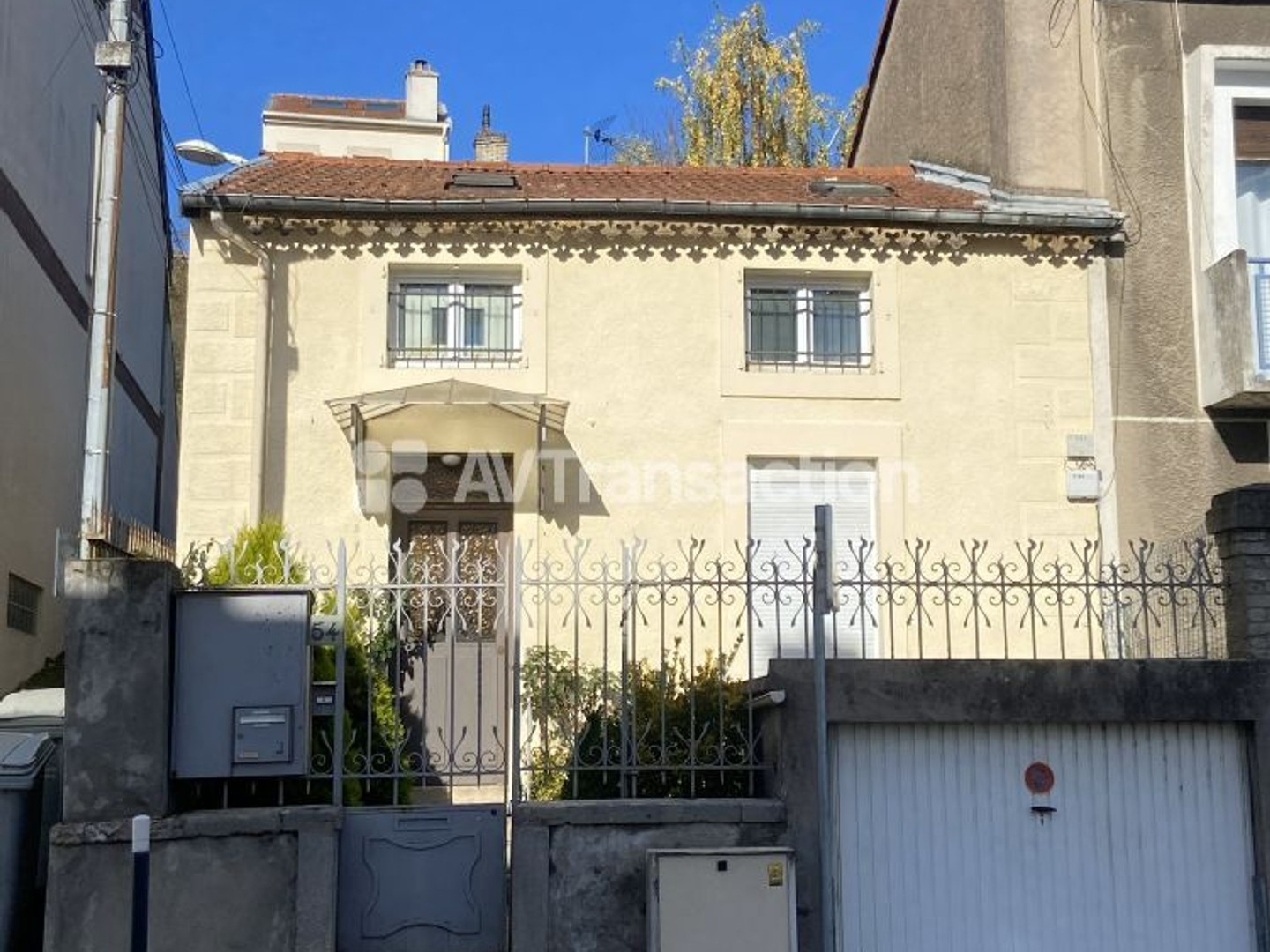 MAISON 3 CHAMBRES AVEC GARAGE, VERANDA ET COUR