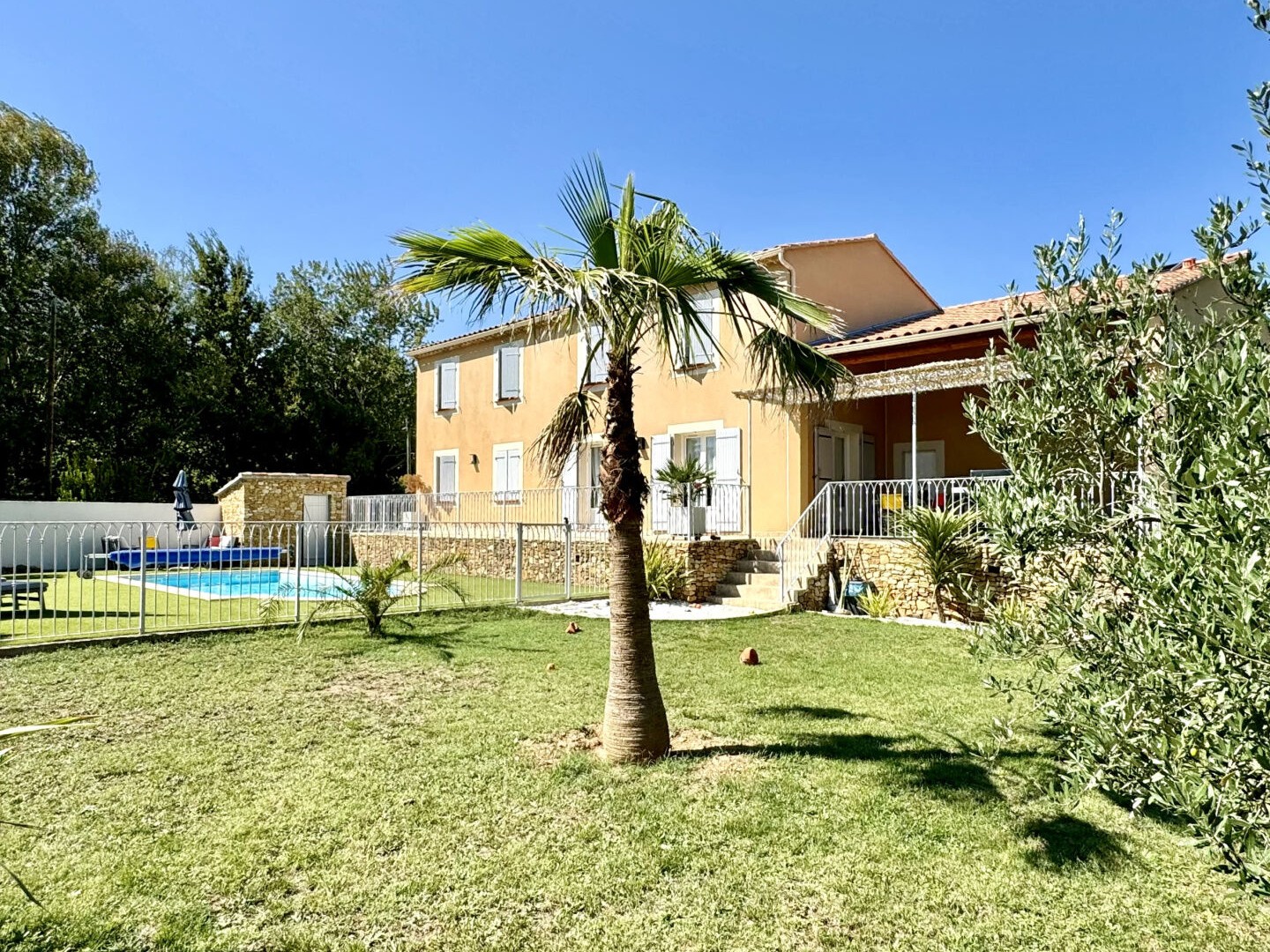 Villa avec piscine 200 m2 sur 3000 m2 de terrain.