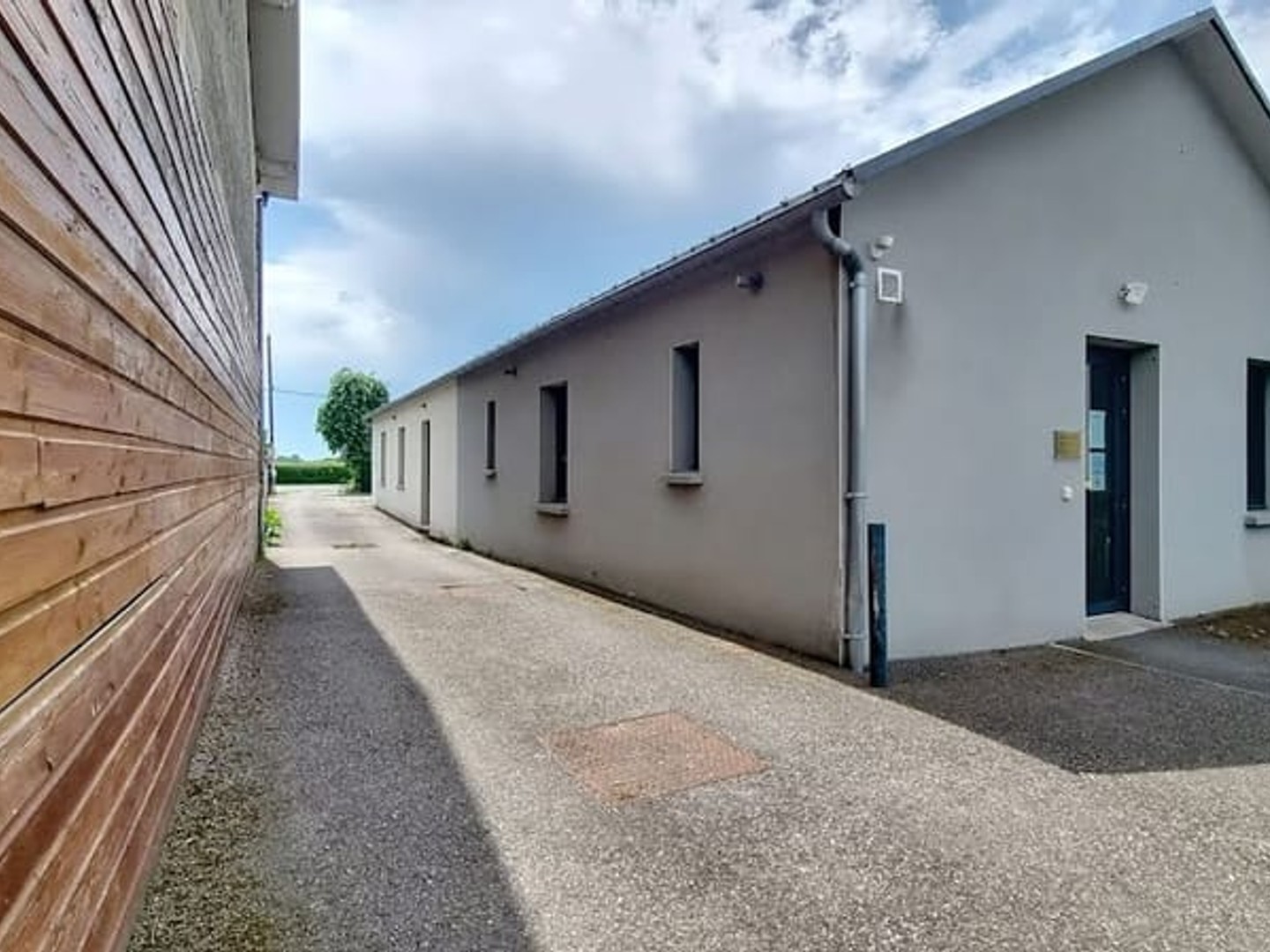 Local 8 pièces 100 m²