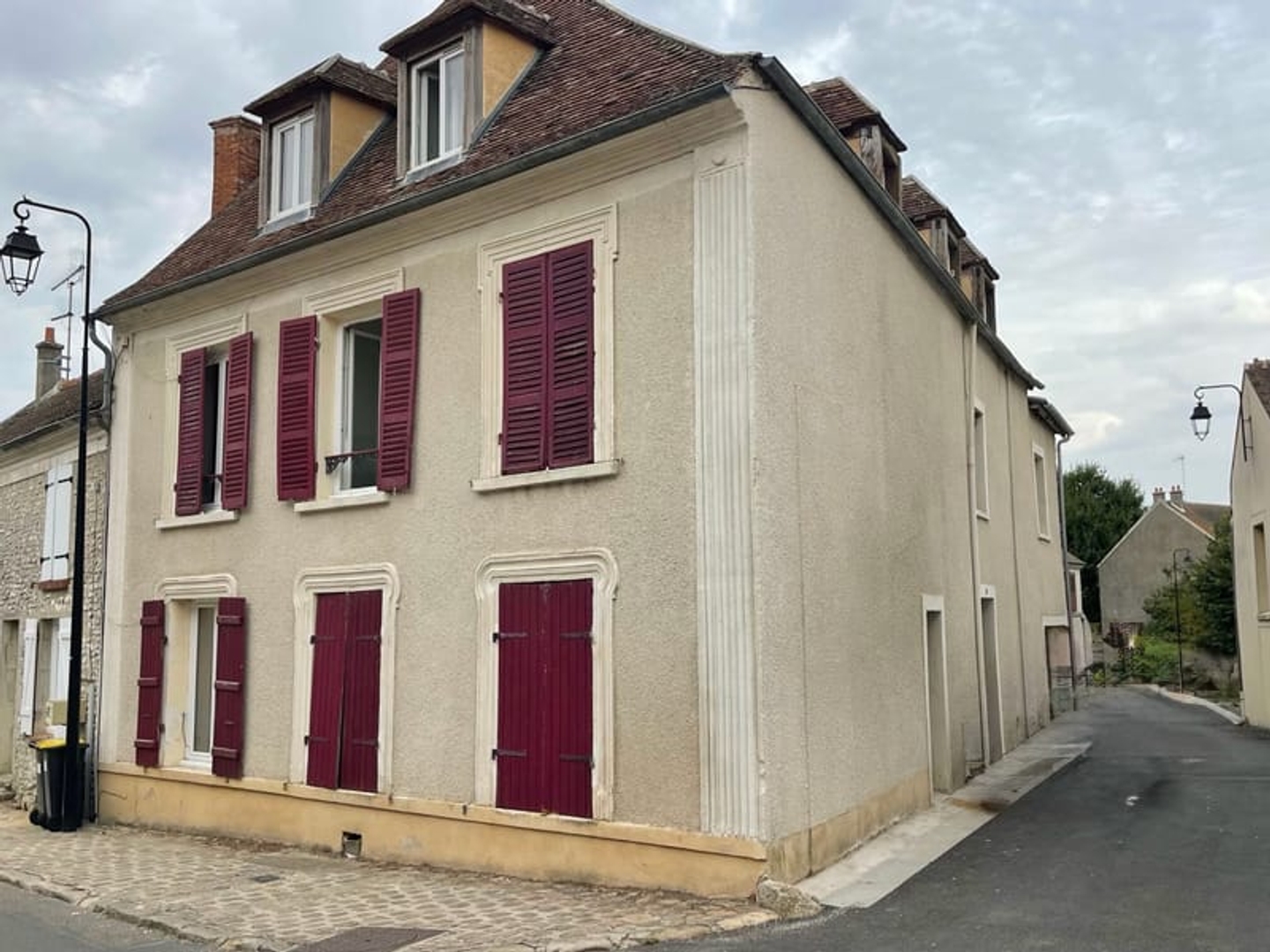 Maison divisée en 3 logements