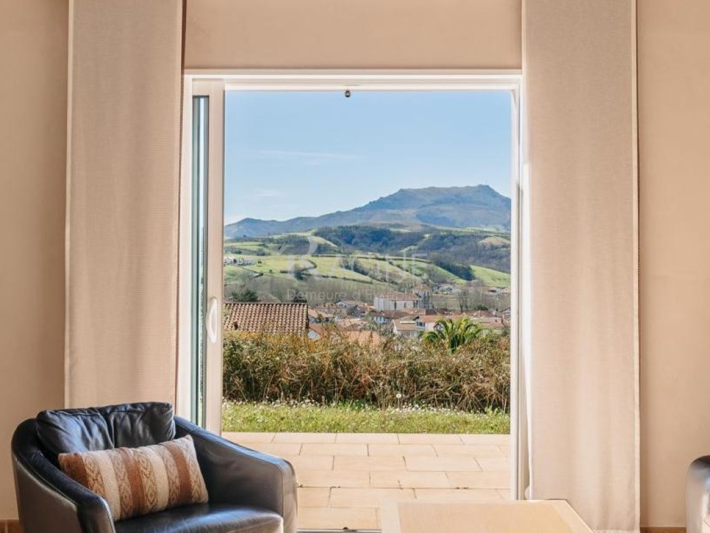 Villa familiale au bourg avec vue Rhune