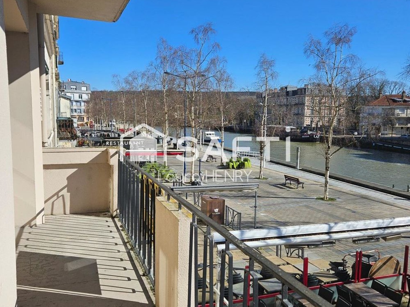 Appartement à rénover avec balcon vue sur le Quai de Londres !