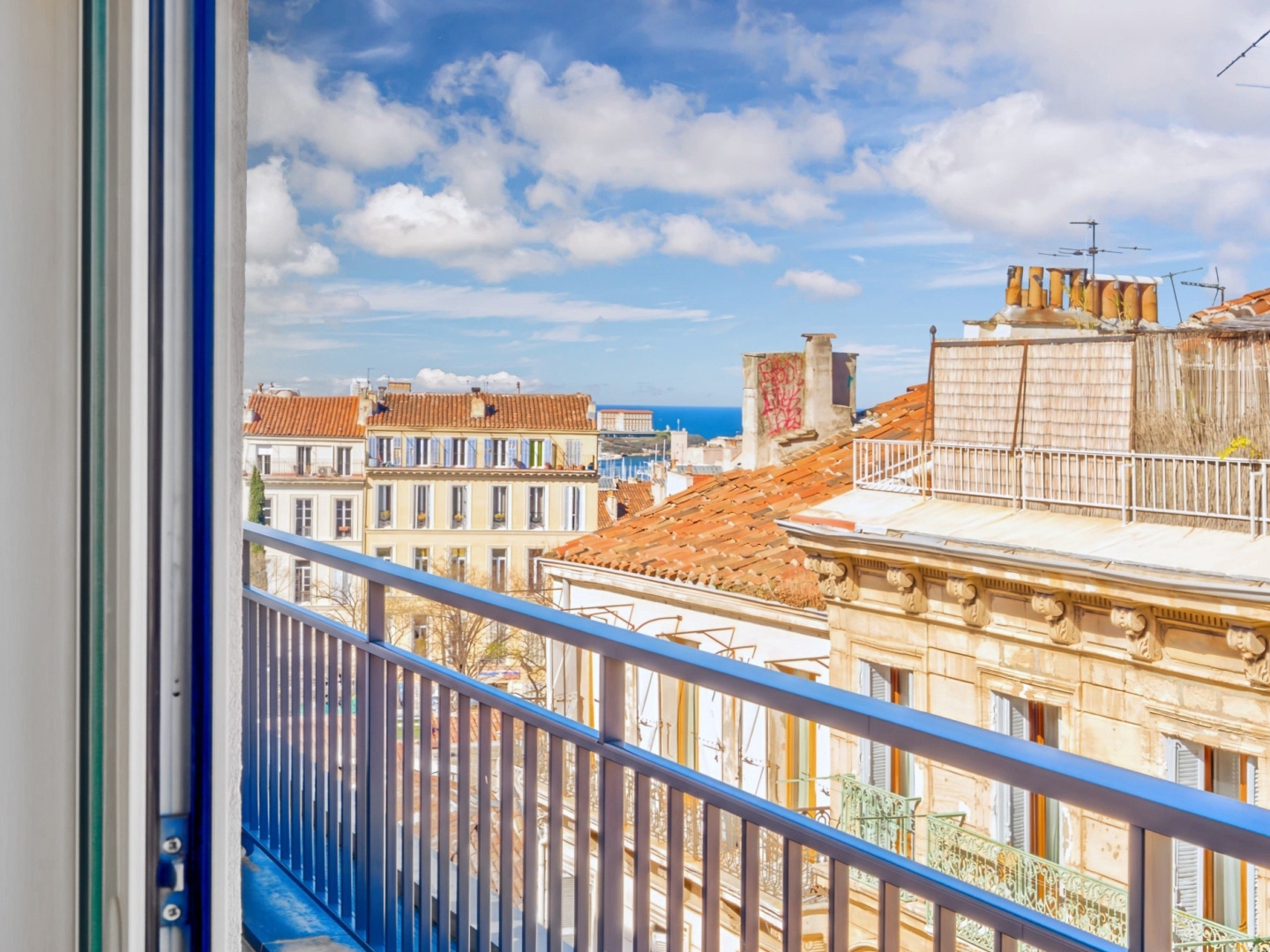 2 PIECES DERNIER ETAGE TERRASSE VUE MER MARSEILLE COURS JULIEN 13006