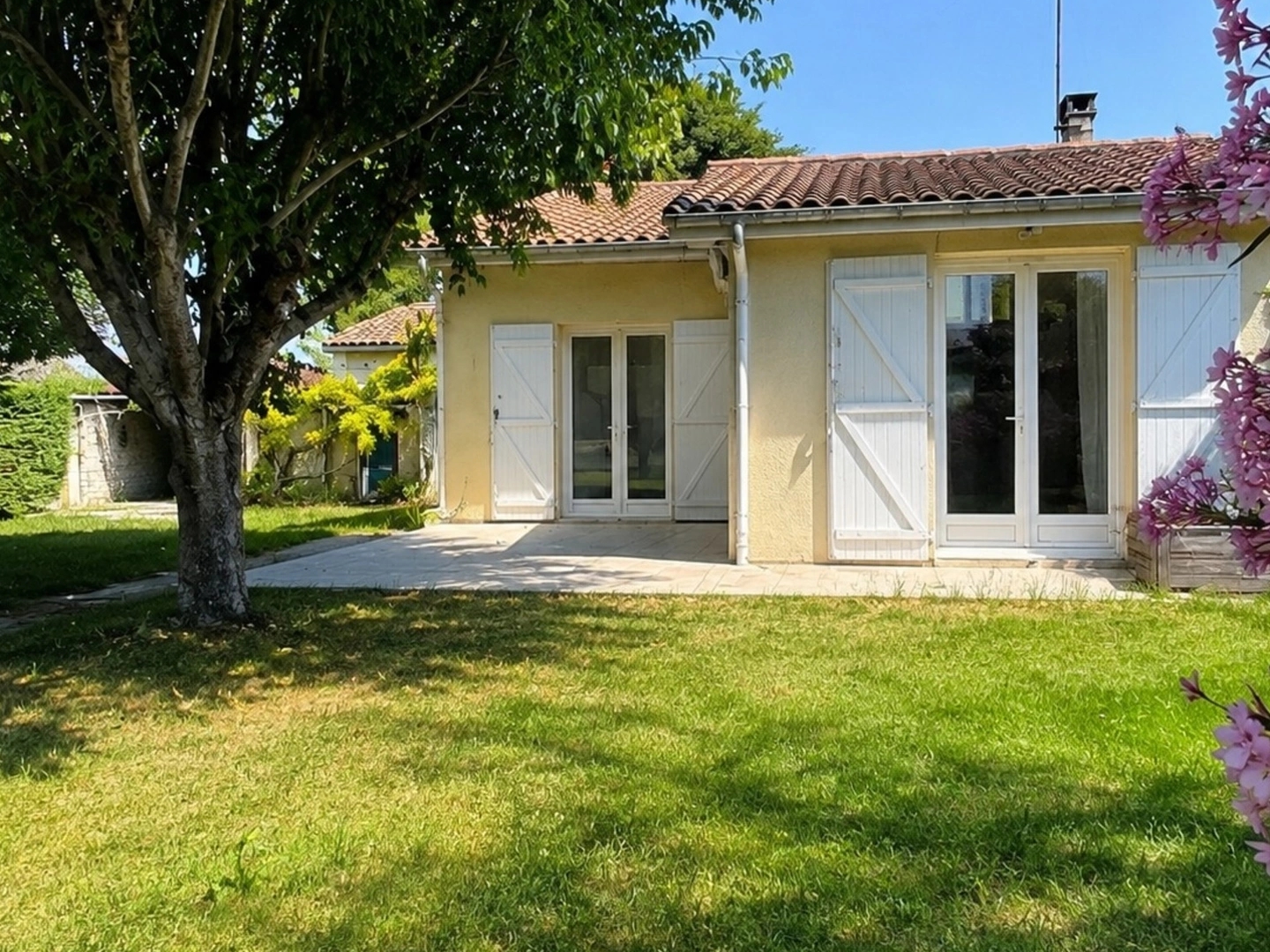 Saint-Laurent-Médoc - Maison de charme avec jardin arboré, garage en pierre de 80 m² et dépendance