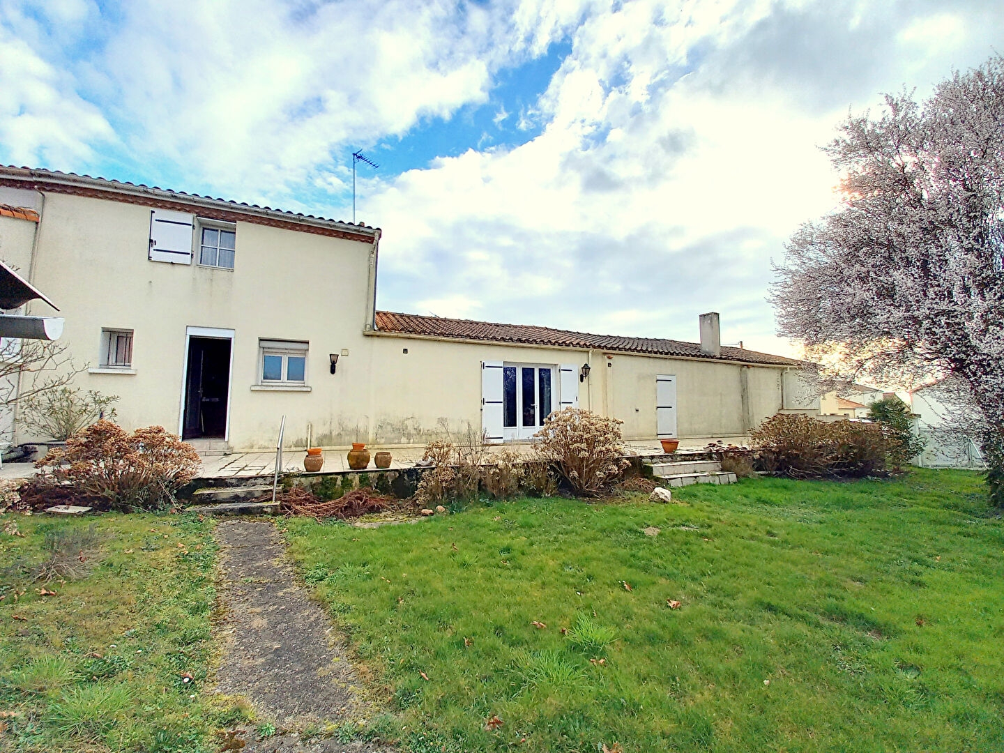 Maison ancienne en pierre avec beau terrain et dépendances - Le Loroux Bottereau 4 pièce(s) 97 m² environ