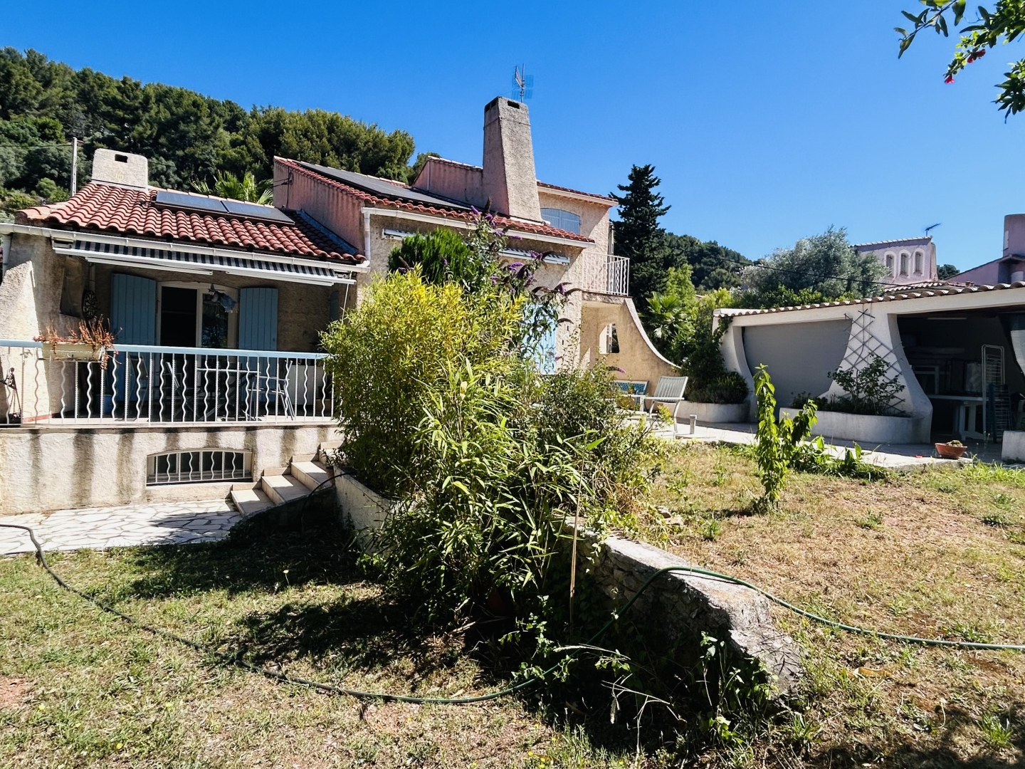 Villa T4 100 m2 + sous-sol 60 m2 + annexes 30 m2 + garage 25 m2