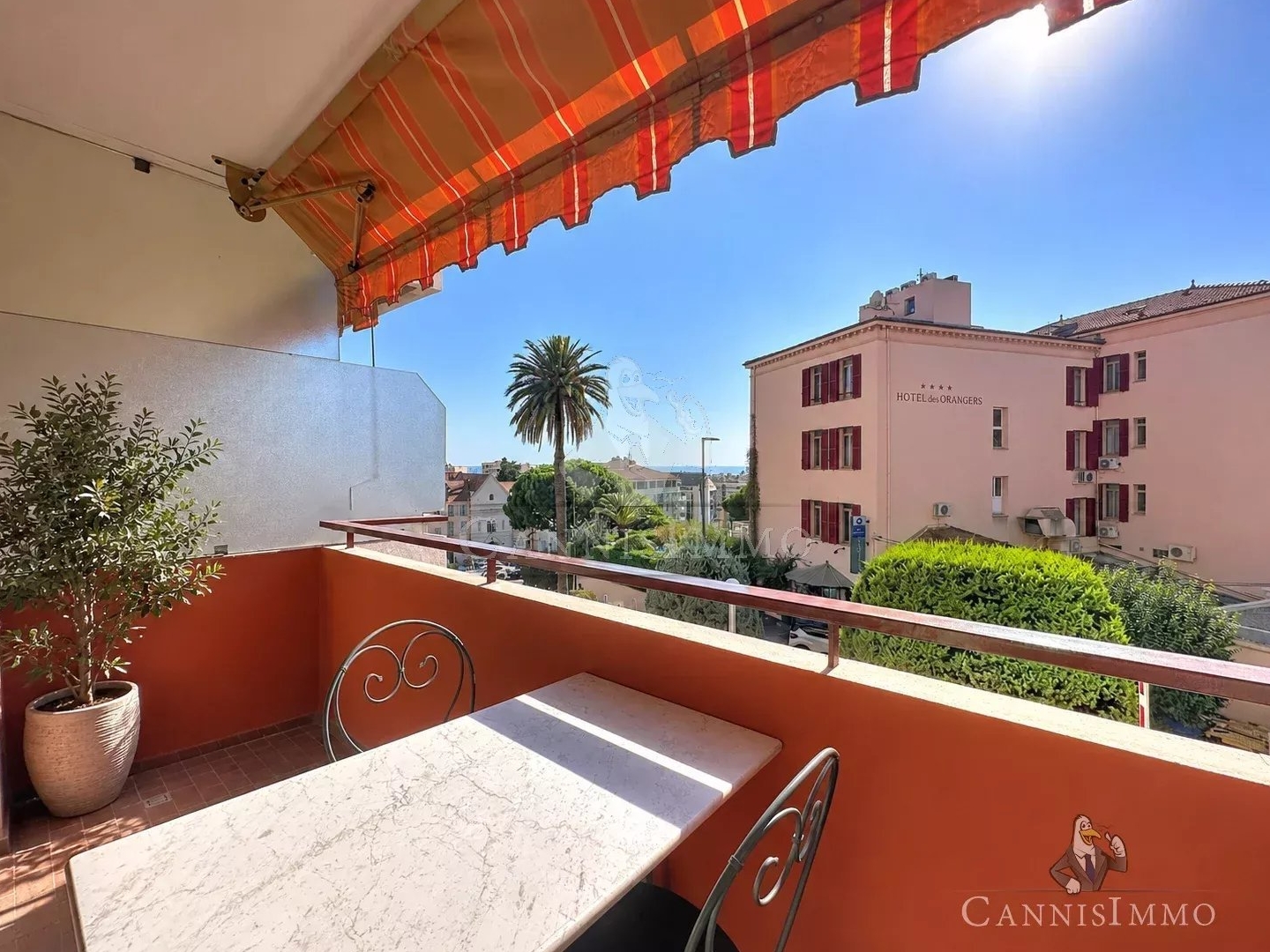 CANNES LE SUQUET - STUDIO D'ARCHITECTE VUE MER AVEC TERRASSE