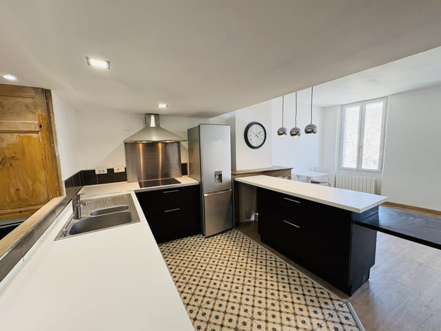 Appartement rénové, en plein centre, très lumineux.
