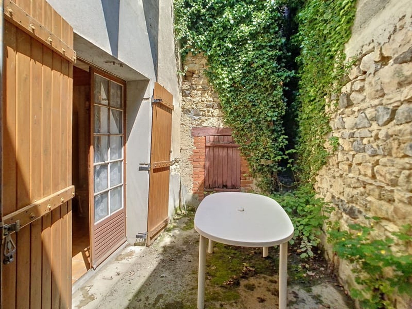 23MN CLERMONT- 5MN CHAMPEIX - Maison à rénover avec granges