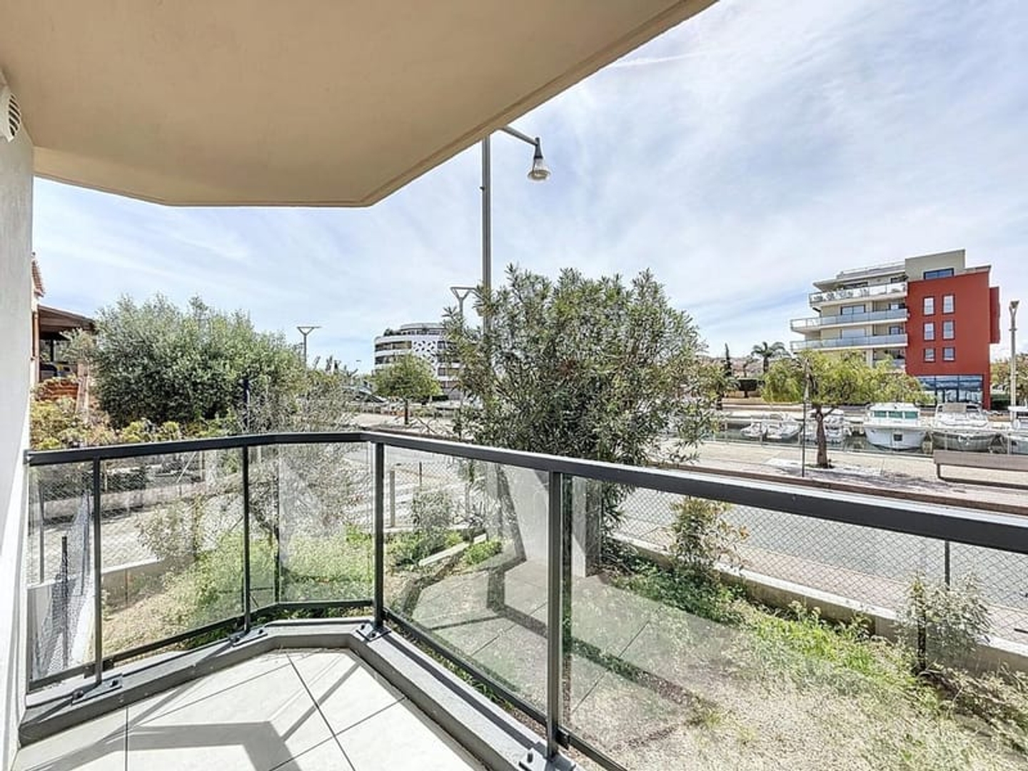 À vendre  Local commercial de 77 m² à Port Fréjus avec jardin, terrasses et plages à pied