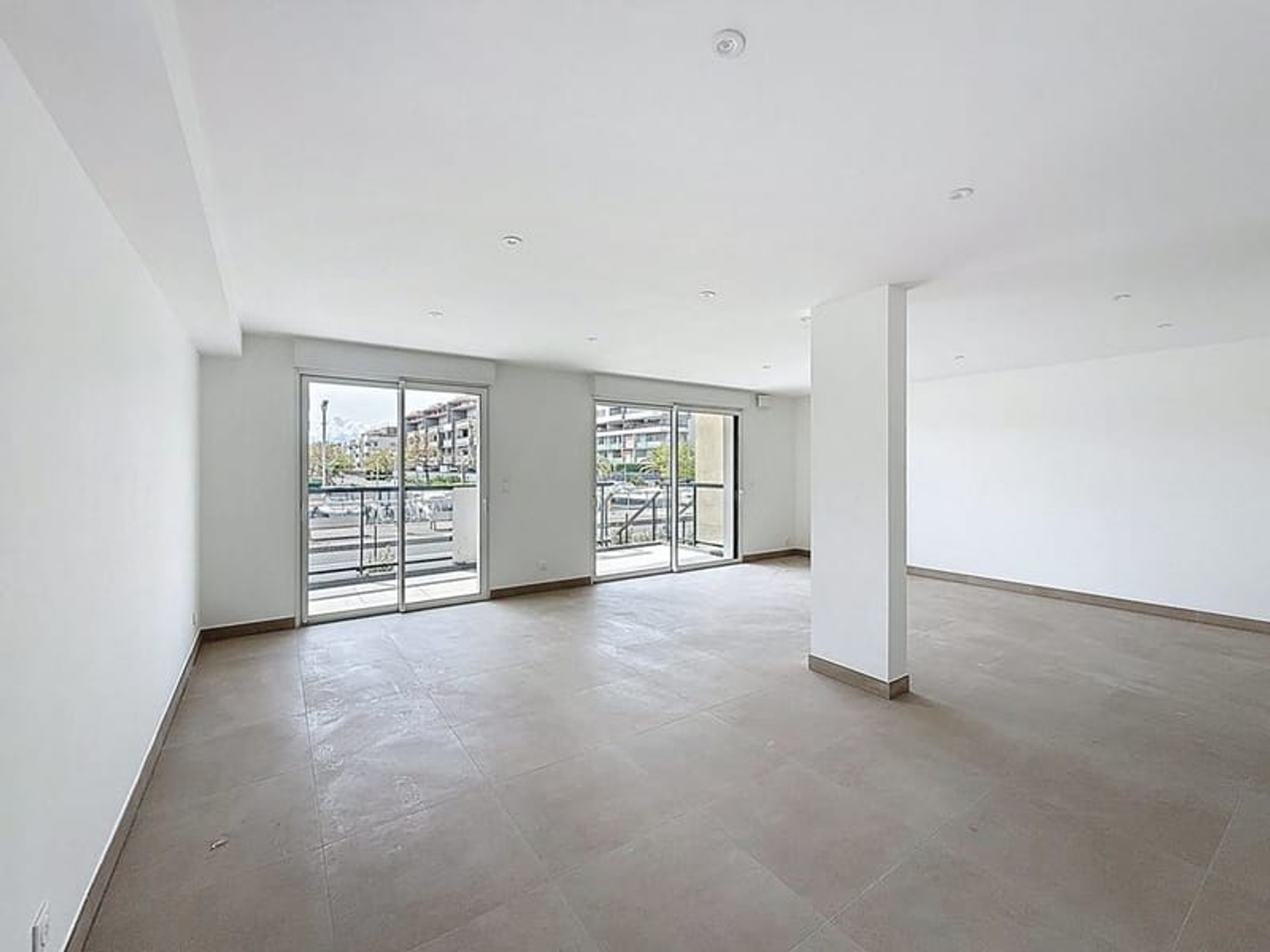Locaux à vendre - 77m2 - Fréjus (83600)