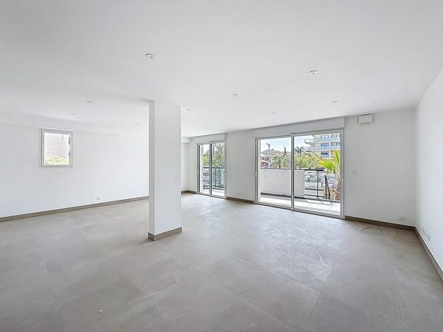 Locaux à vendre - 77m2 - Fréjus (83600)