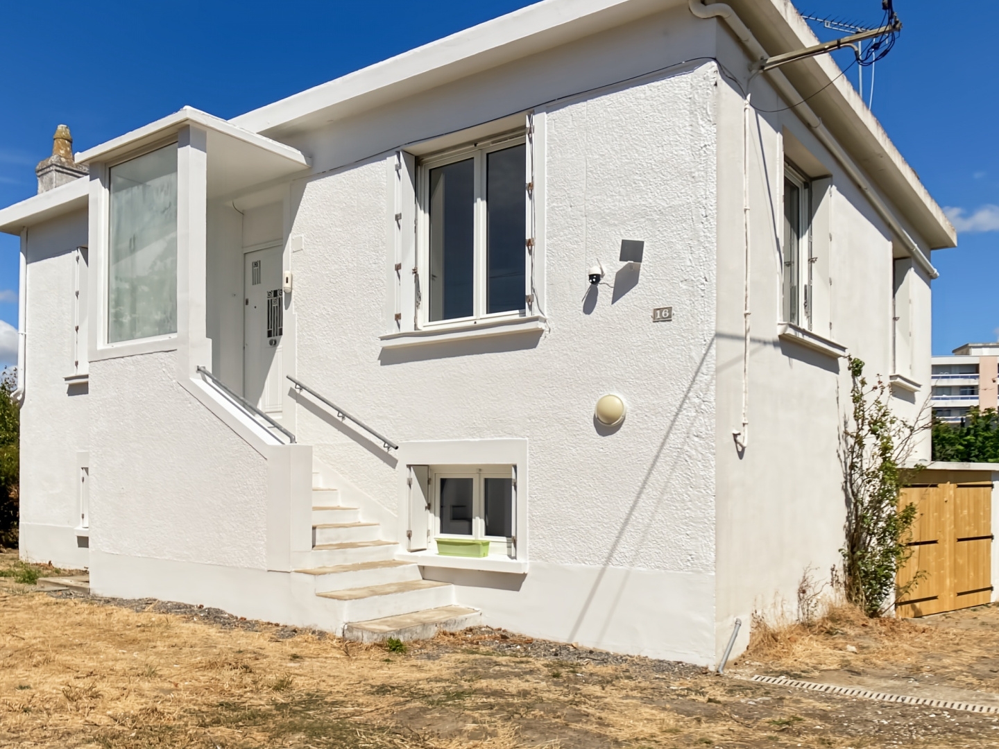 EXCLUSIVITÉ - Pertuichaud-Plaisance - Maison rénovée avec garage et annexes.