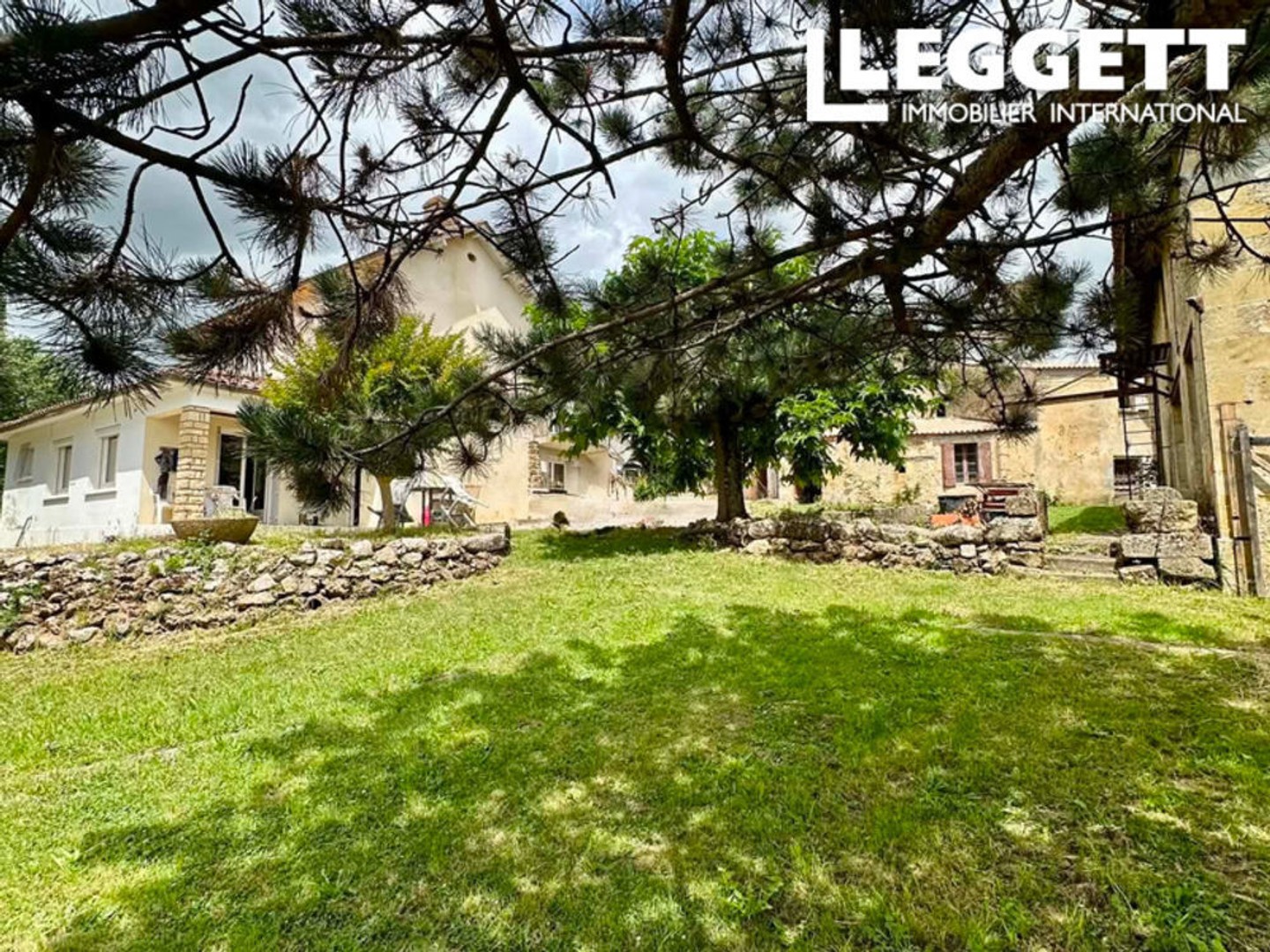 Ensemble immobilier en pierre de 237 m² avec 2 logements indépendants et nombreuses dépendances en Dordogne