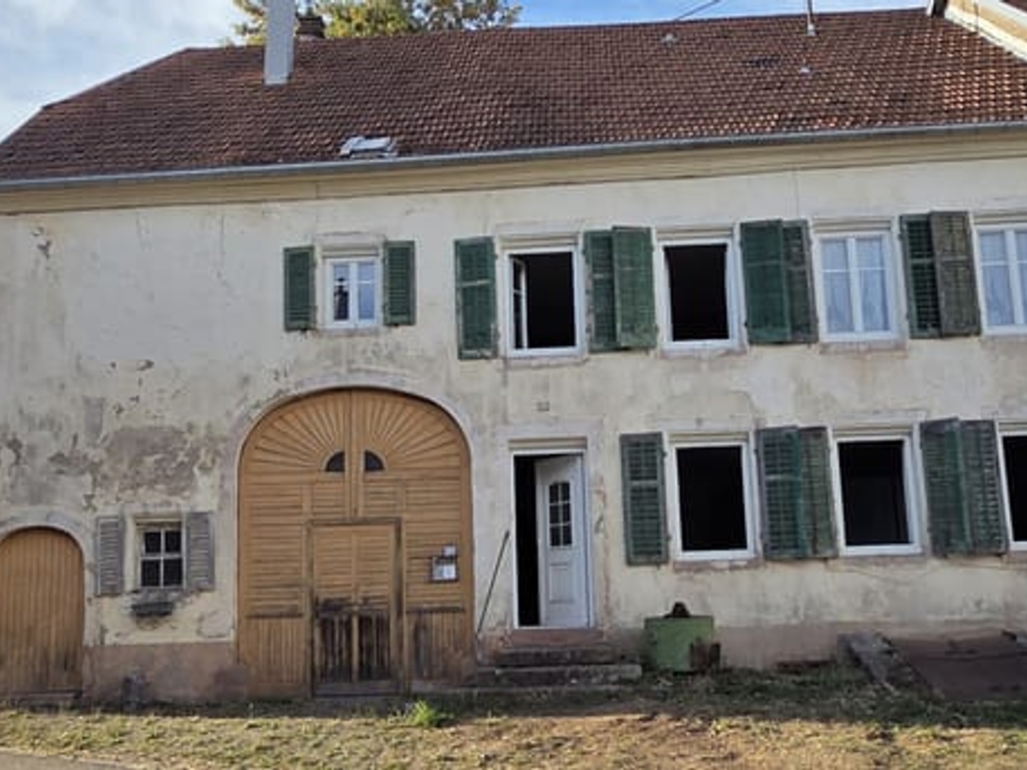 Saales, ancienne maison à rénover, avec dépendance et terrai