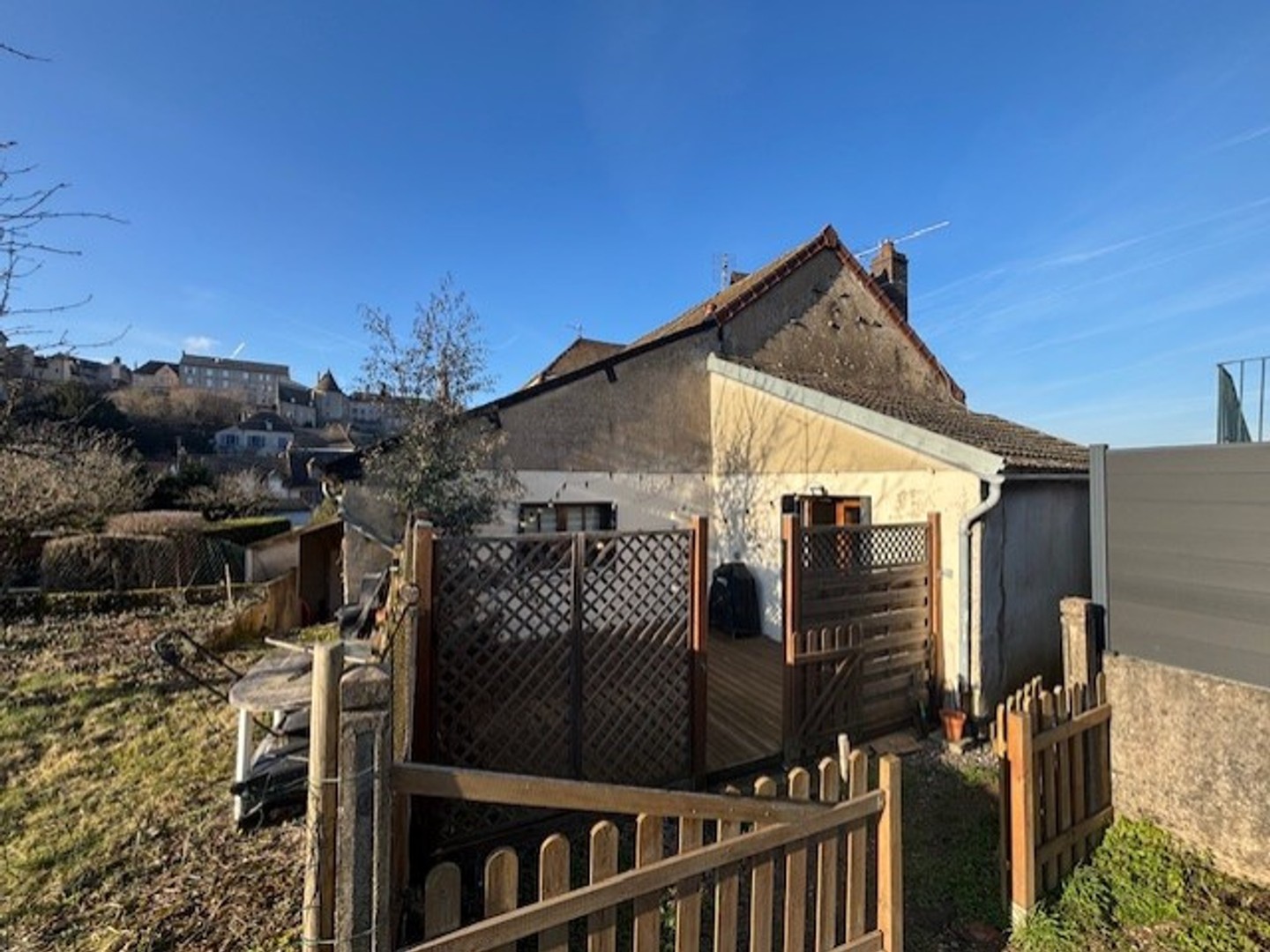 EXCLUSIVITE, maison 2 chambres, terrasse, jardin et dépendance en quartier historique.