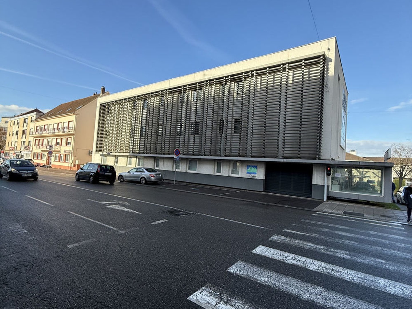 Immeuble de bureaux sur 3 niveaux d'environ 900m2 + sous sol de 300m2