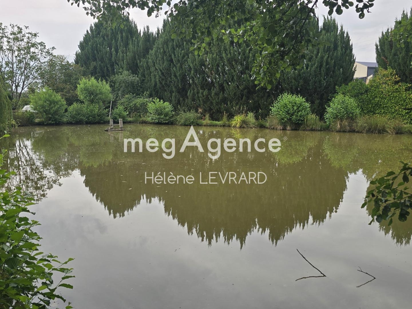 Terrain de loisirs avec plan d'eau et jardin