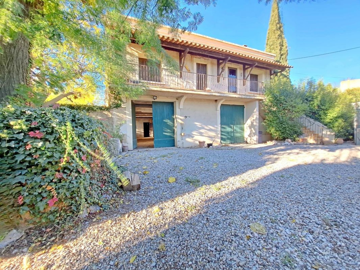 MAISON VIGNERONNE DE CARACTÈRE - COUR SANS VIS-À-VIS - IMMENSE REMISE - OLIVERAIE - DÉPENDANCE T2