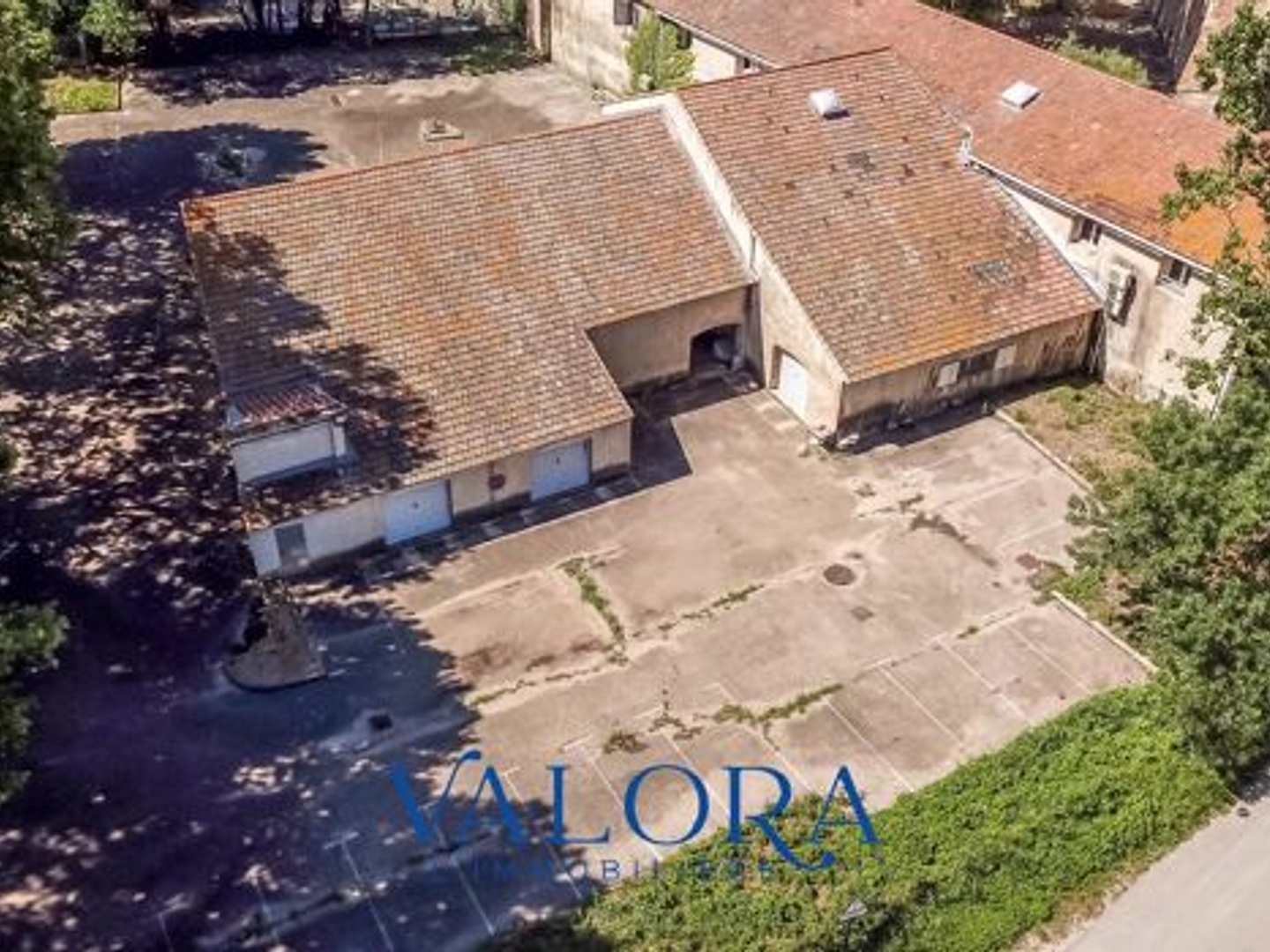Maison à vendre - 3500m2 - Nîmes (30900)