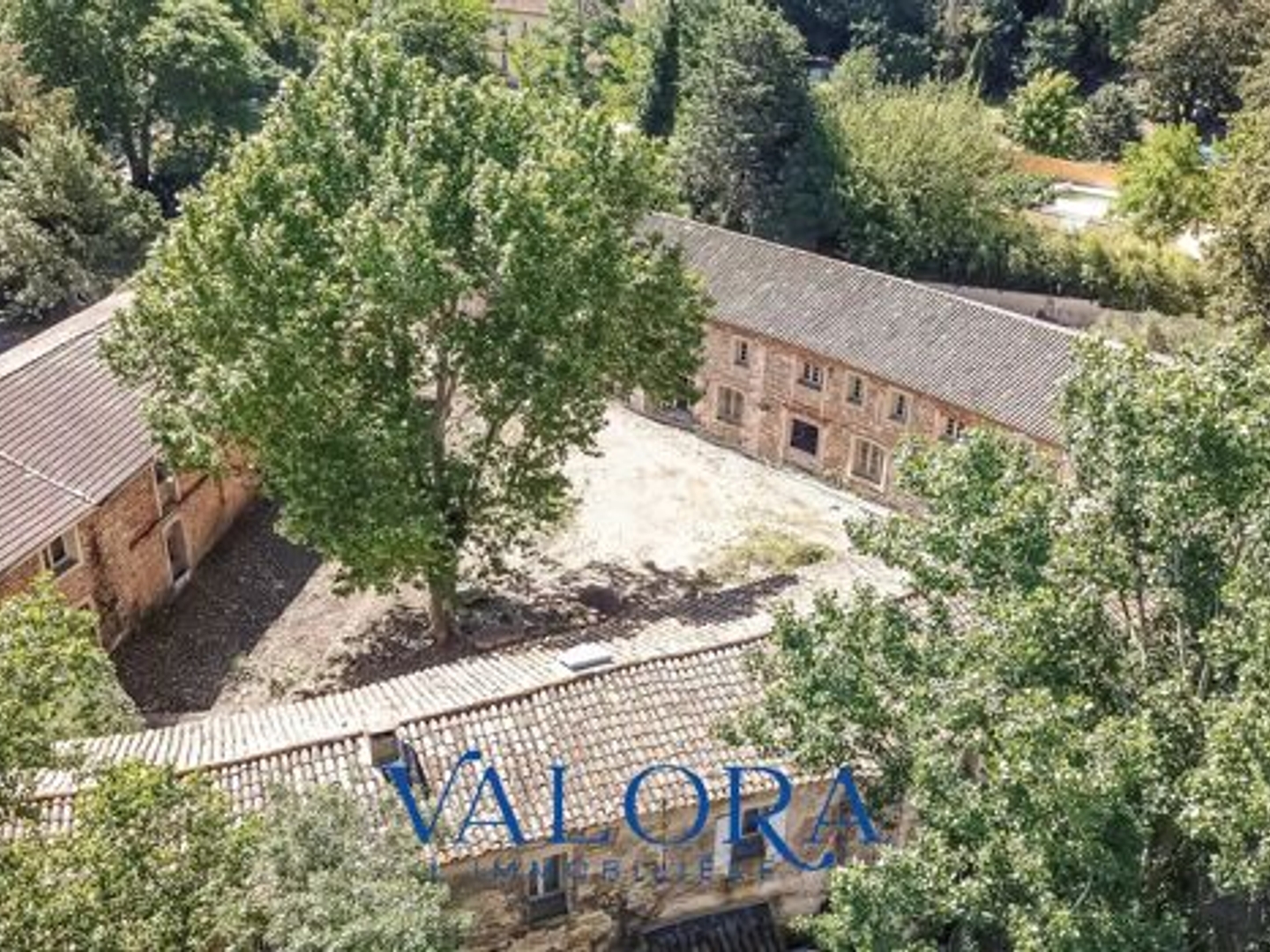 Maison à vendre - 3500m2 - Nîmes (30900)