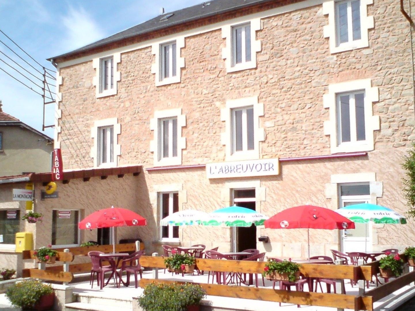 Maison en pierre de 1870 en partie rénovée. RDC actuellement à destination de commerce + 2 niveaux en plateaux à finir d'amnénager à destination d'habitation.