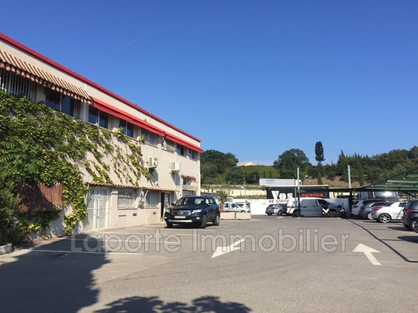 Immeuble commercial 90 m²