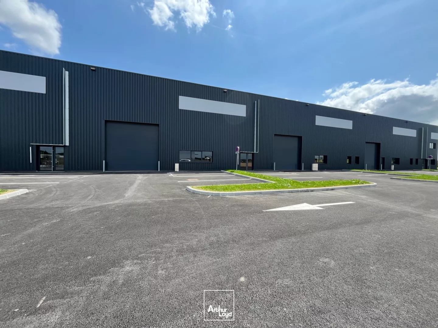 Locaux d activité à vendre à Donges avec mezzanine et accès rapide RN171