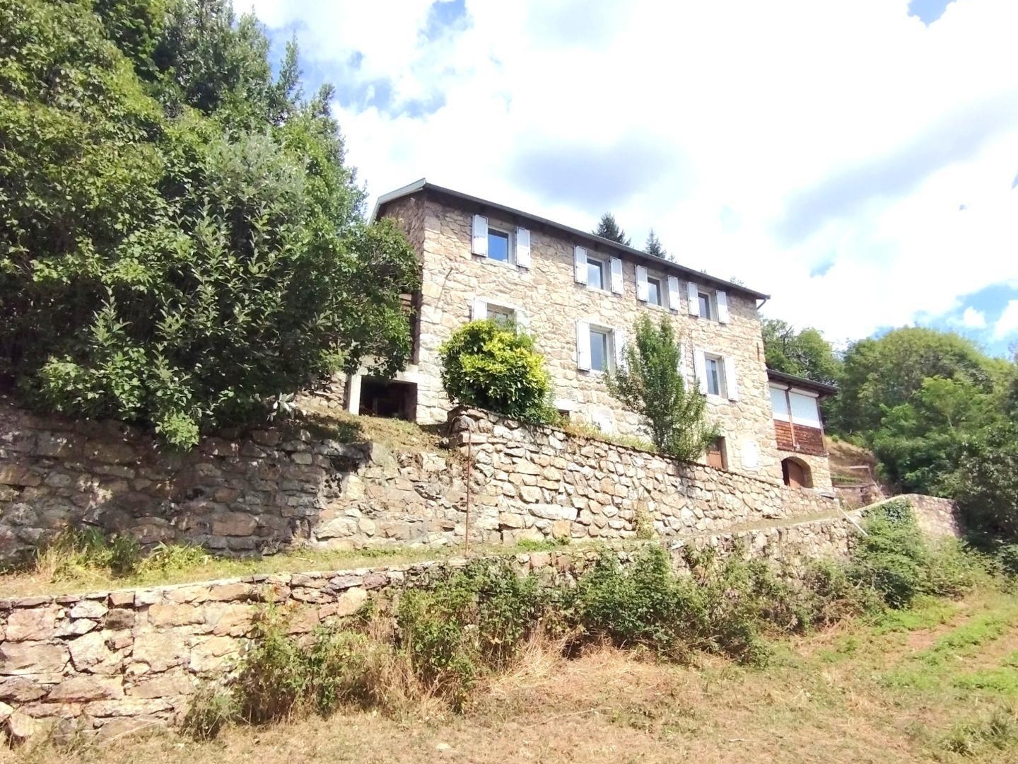 Ferme isolée 228m², terrains 5 hectares, sources