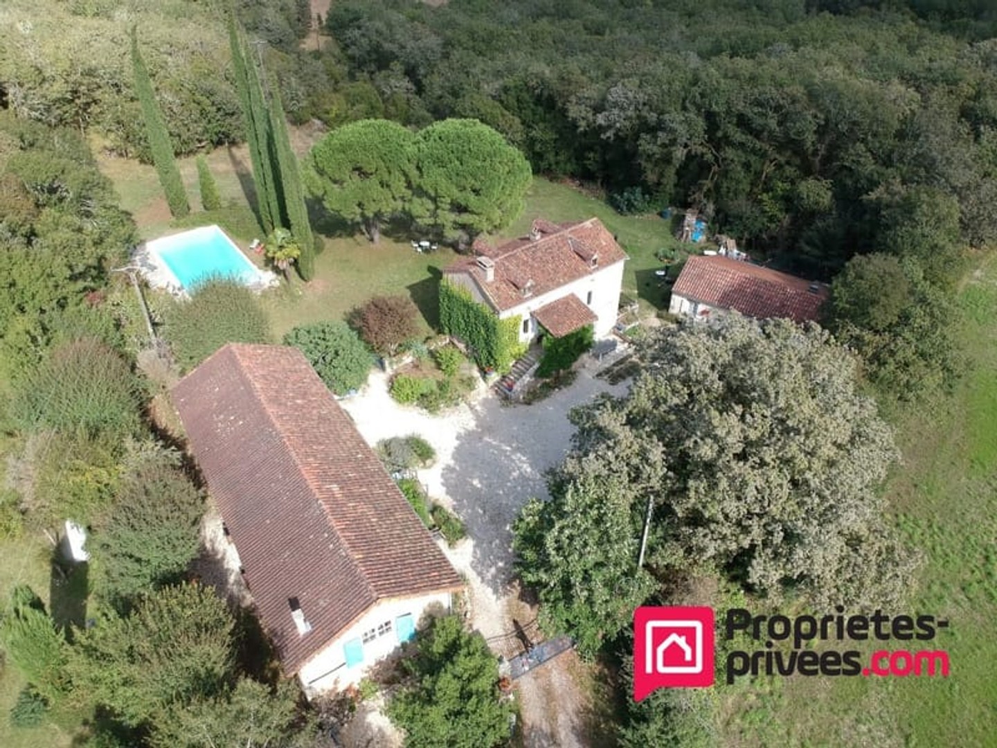 Propriété composée de 4 logements avec piscine sur plus d'1 hectare
