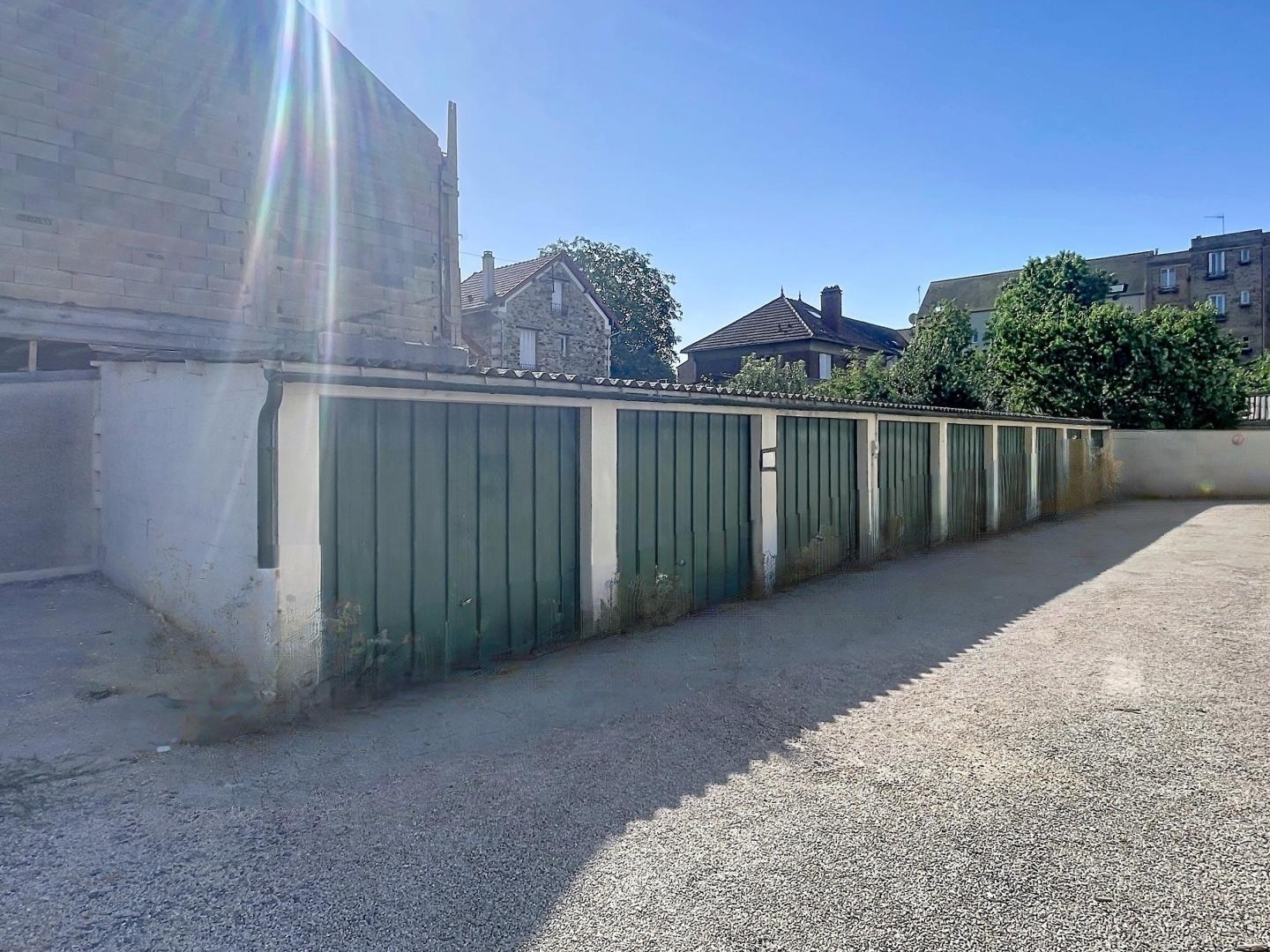 TERRAIN CONSTRUCTIBLE DE 340 M2 PROCHE GARE RER C A VILLENEUVE-LE-ROI COMPRENANT NEUF BOX