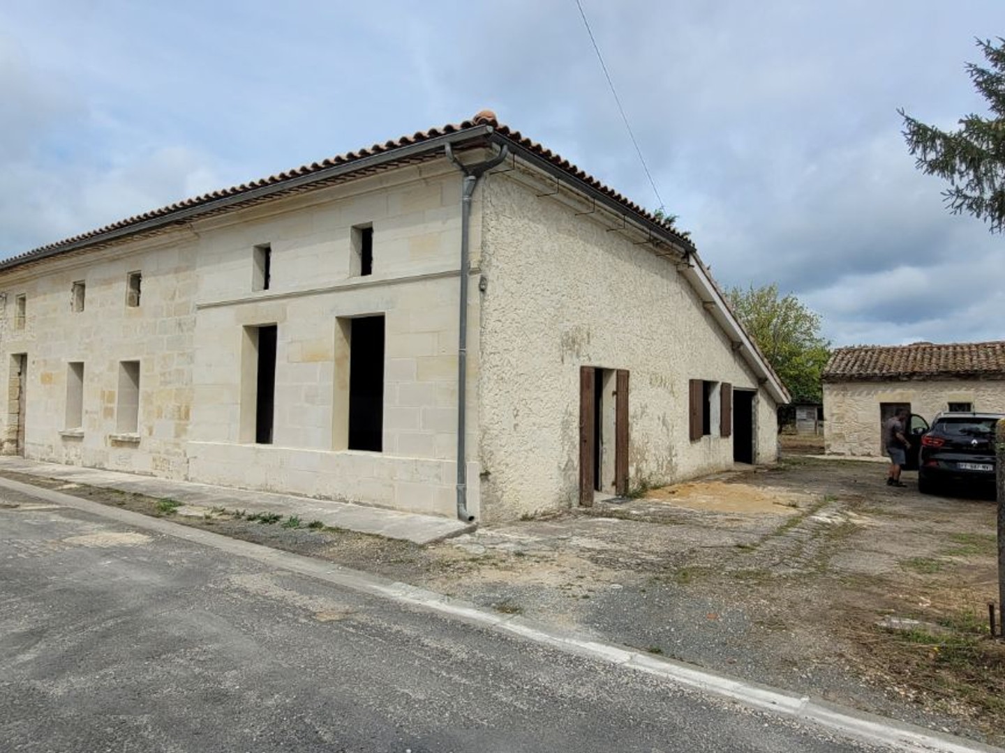 33230 LAGORCE-MAISON 225M² EN PIERRES A RENOVER ET 1600M² JARDIN