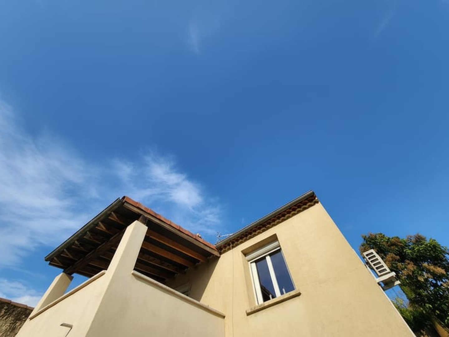 EXCLUSIVITE A SAINT SATURNIN LES AVIGNON - APPARTEMENT DE 68 M2 AU 1ER ETAGE D'UNE MAISON AVEC TERRASSE ET STATIONNEMENT