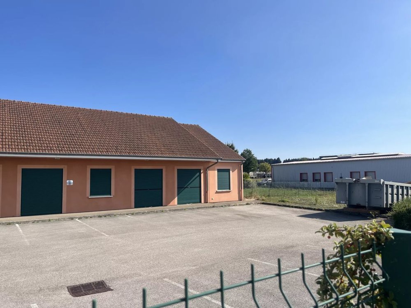 Local commercial loué avec terrain attenant