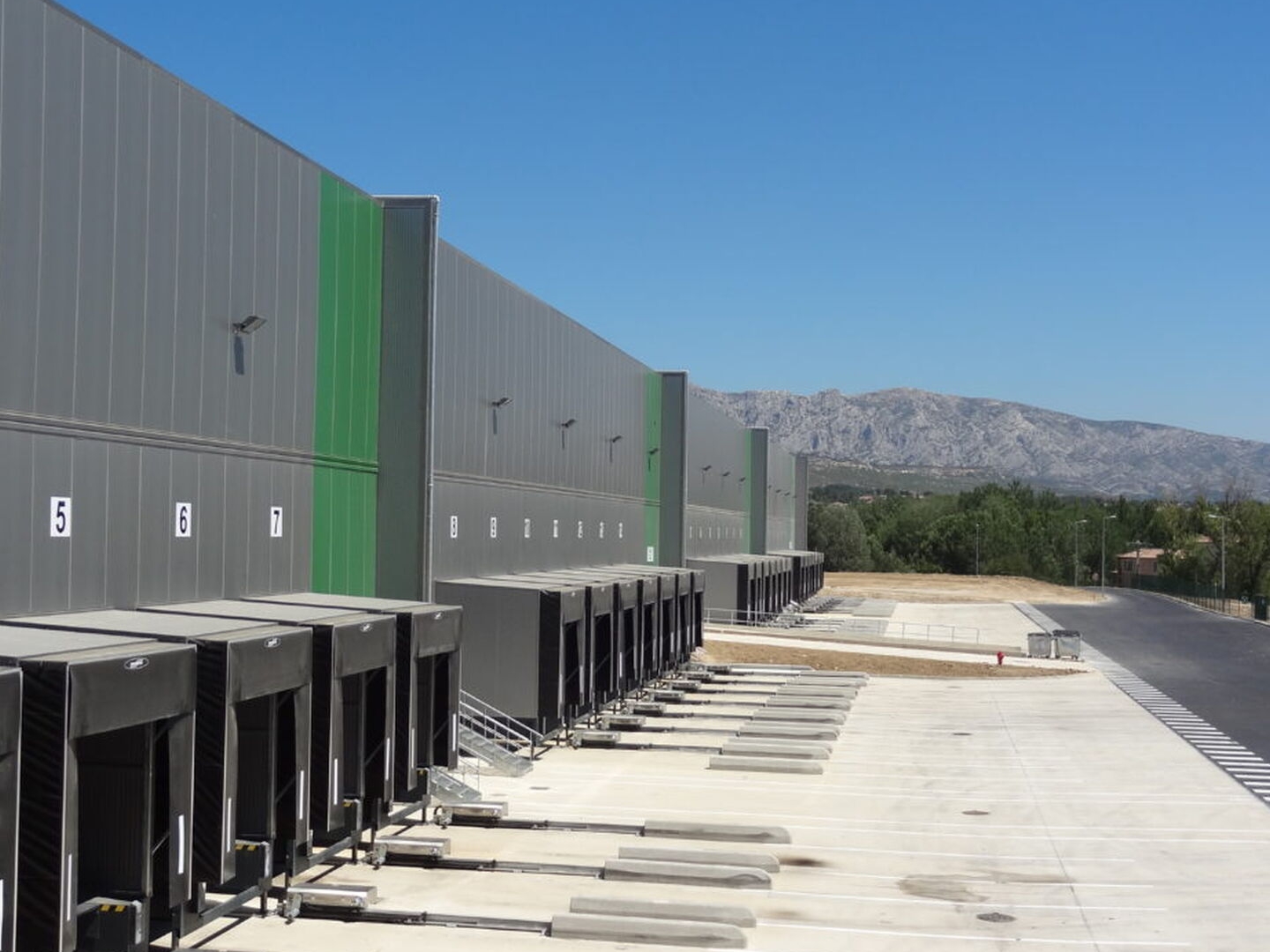 Commerce 6393 m²
