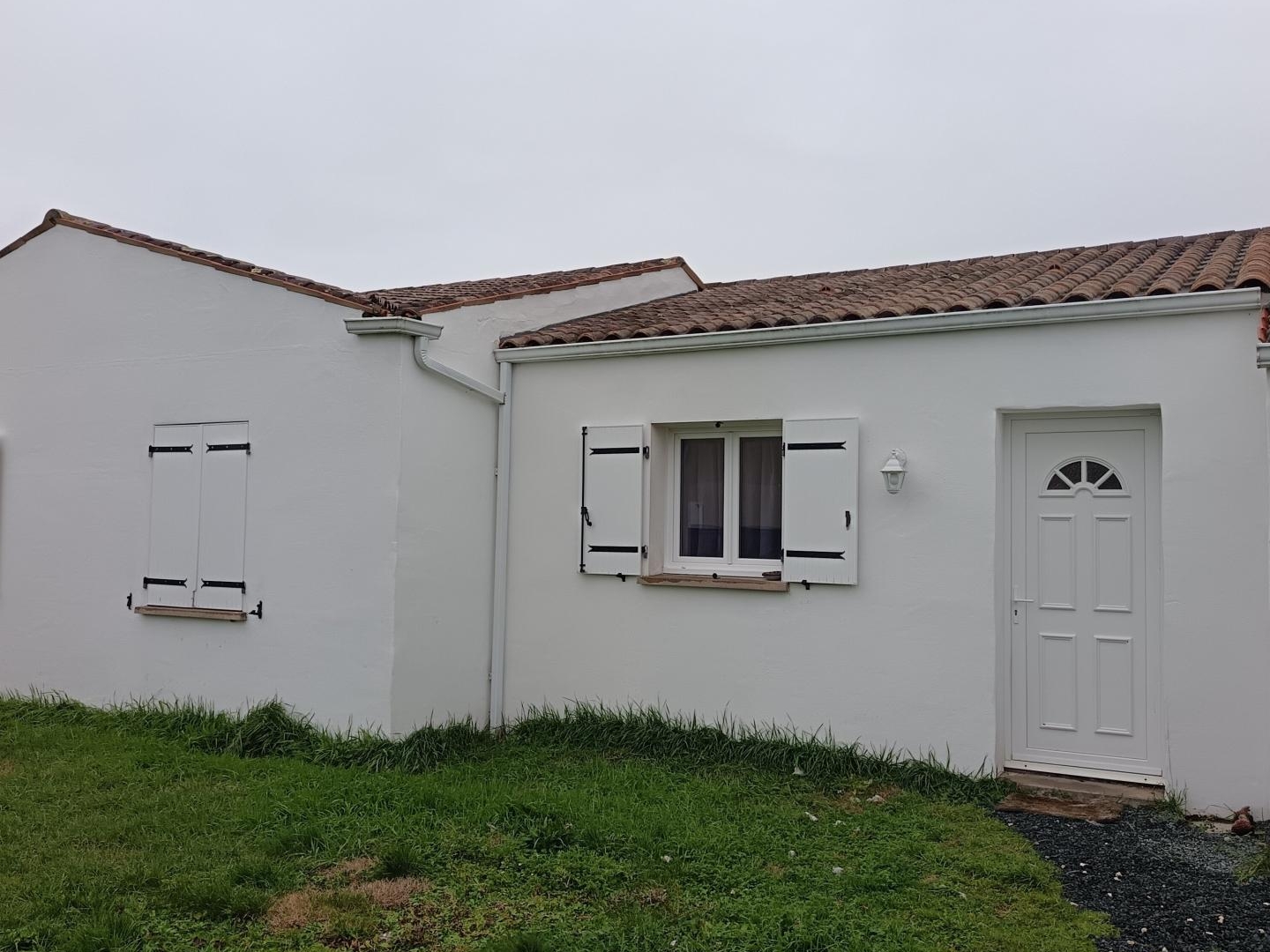 Charente Maritime, proche des commodités, pavillon de plain-pied composé d'une belle pièce de vie lumineuse, trois chambres, garage. Jardin clos.