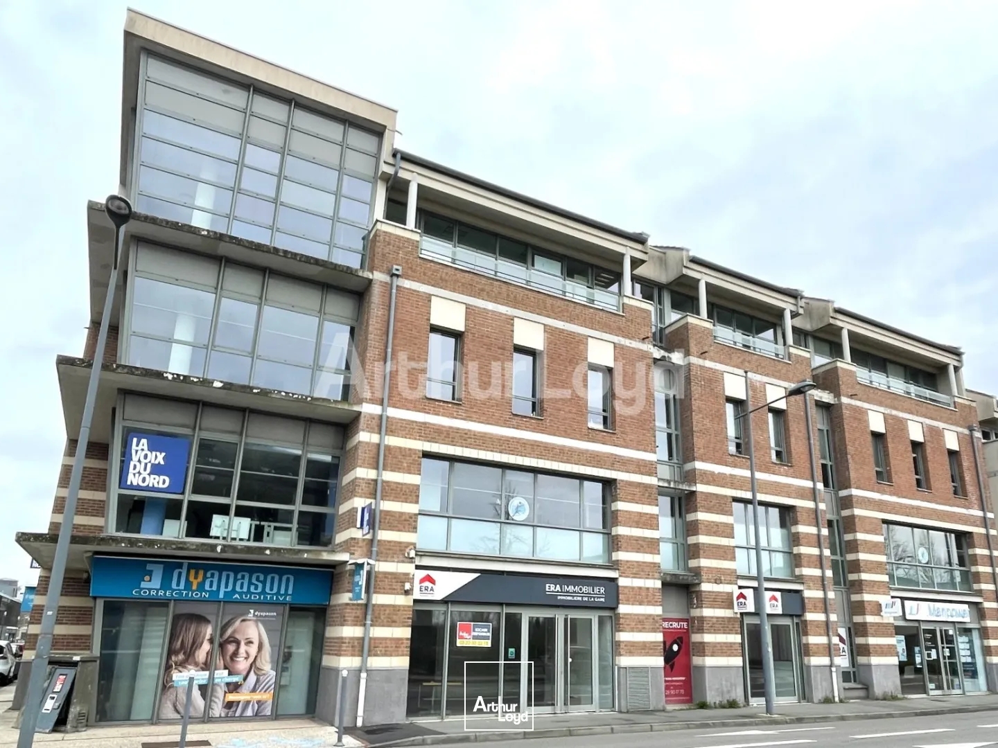 GARE d'ARMENTIERES - Surface commercial / bureaux en RDC de 123 m2 avec un bel effet d'enseigne et une belle vitrine.