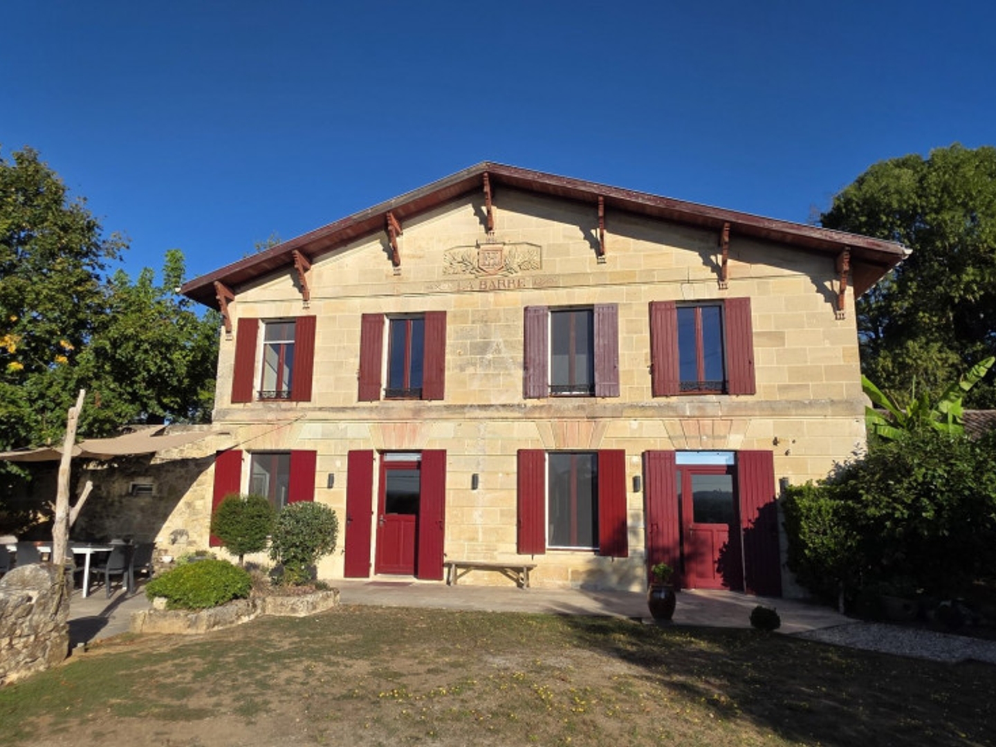 Maison à vendre - 6 pièces - 332m2 - Bourg (33710)
