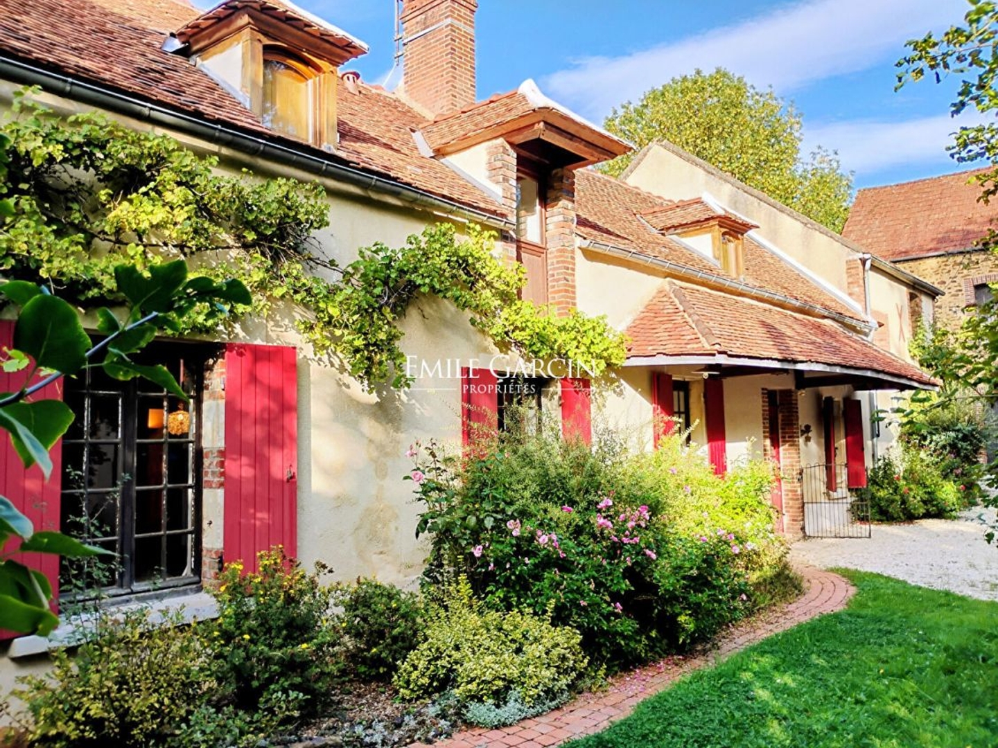 À vendre - Longère avec dépendances , jardin et bois - Toucy (89)